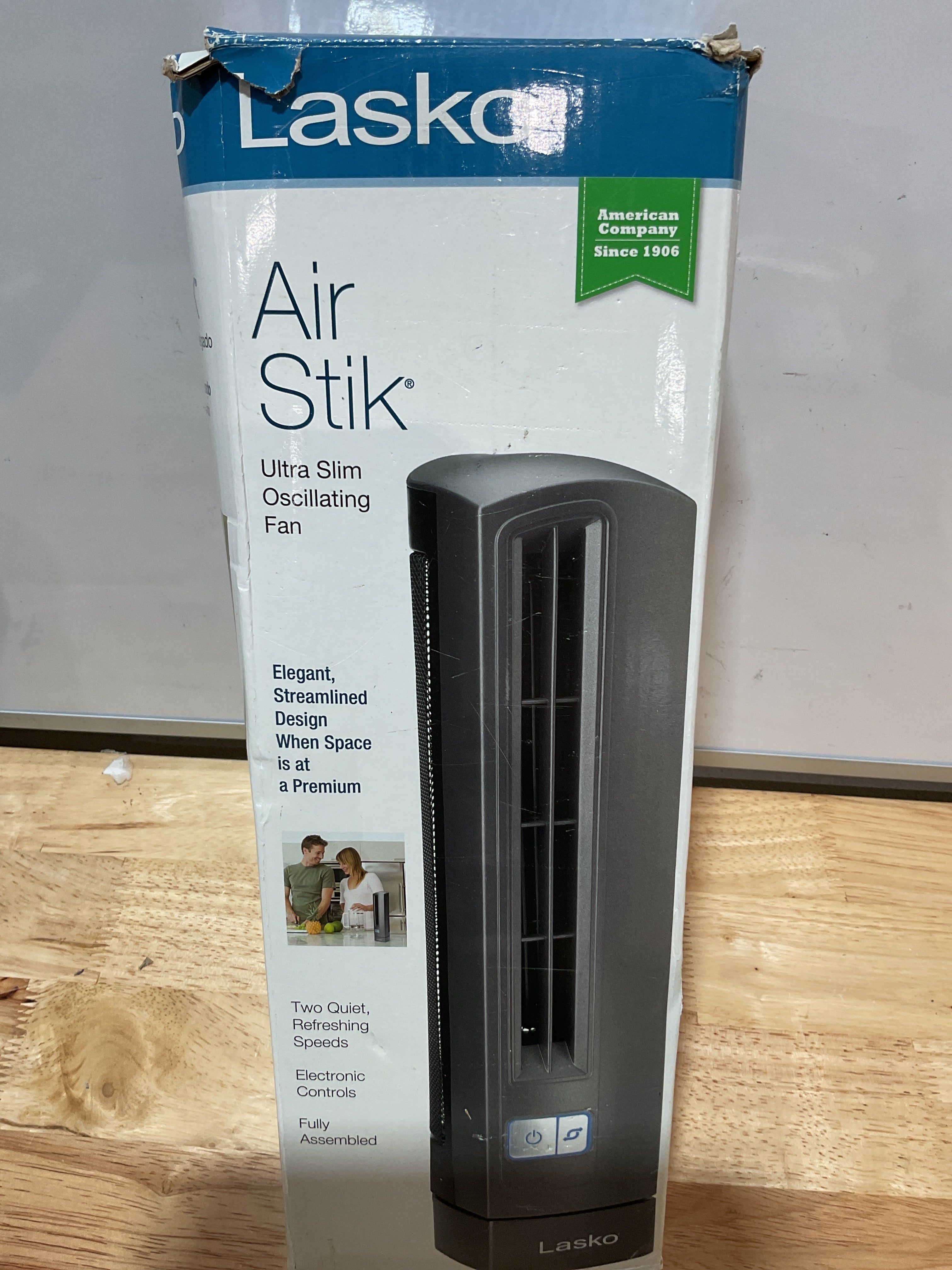Ventilador de Escritorio Lasko Air Stik Ultra Delgado Oscilante 14" Gris — 2 Velocidades