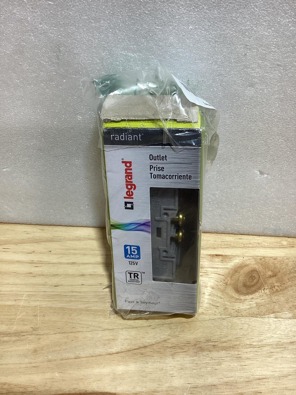 Legrand Radiant 885TRGCC12 Tomacorriente Doble Decorativo 15A Resistente a Manipulación – Color Grafito