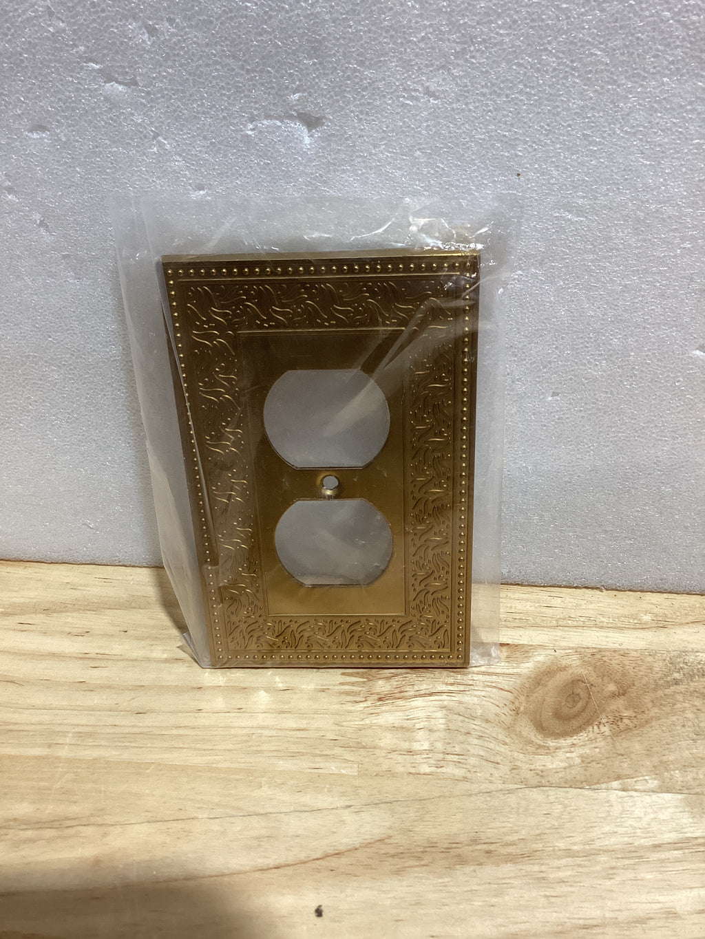 Rio Salto Laurel Collection Placa de Pared Dúplex Latón Cepillado Dorado | Decorativa Premium 5" x 3.13" (Paquete de 2 Unidades)