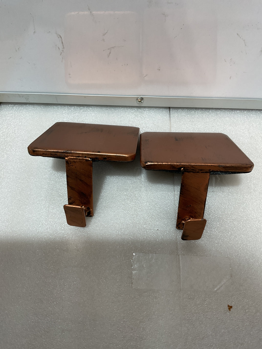 Set de 8 Soportes para Medias de Navidad en Cobre – Base Pesada con Almohadillas | Decoración Navideña
