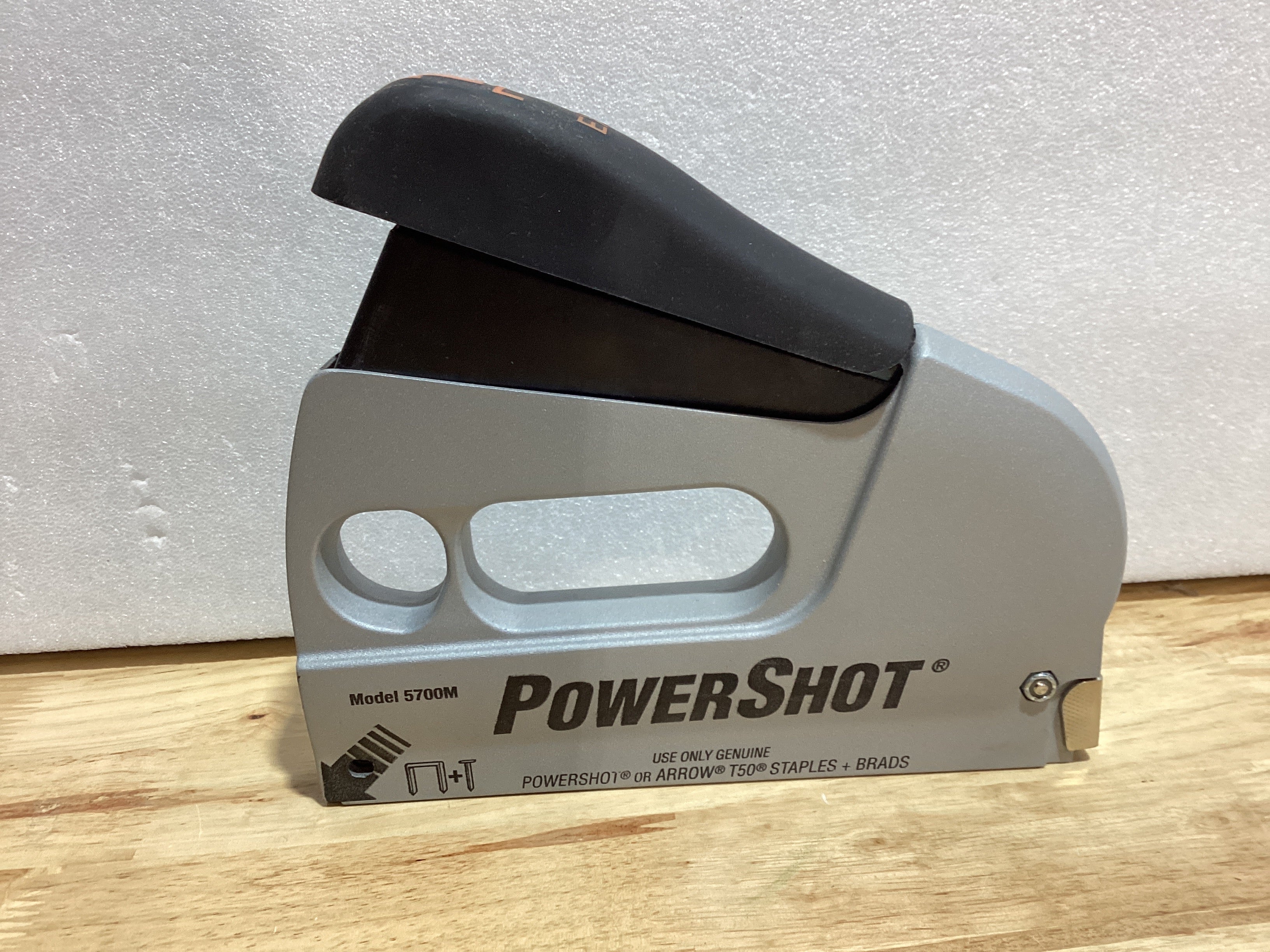 Arrow 5700 PowerShot – Engrapadora y Clavadora 2 en 1 | Uso Rudo | Para Madera, Tapicería y Manualidades | Compatible con Grapas 1/4" a 9/16" y Clavos Brad