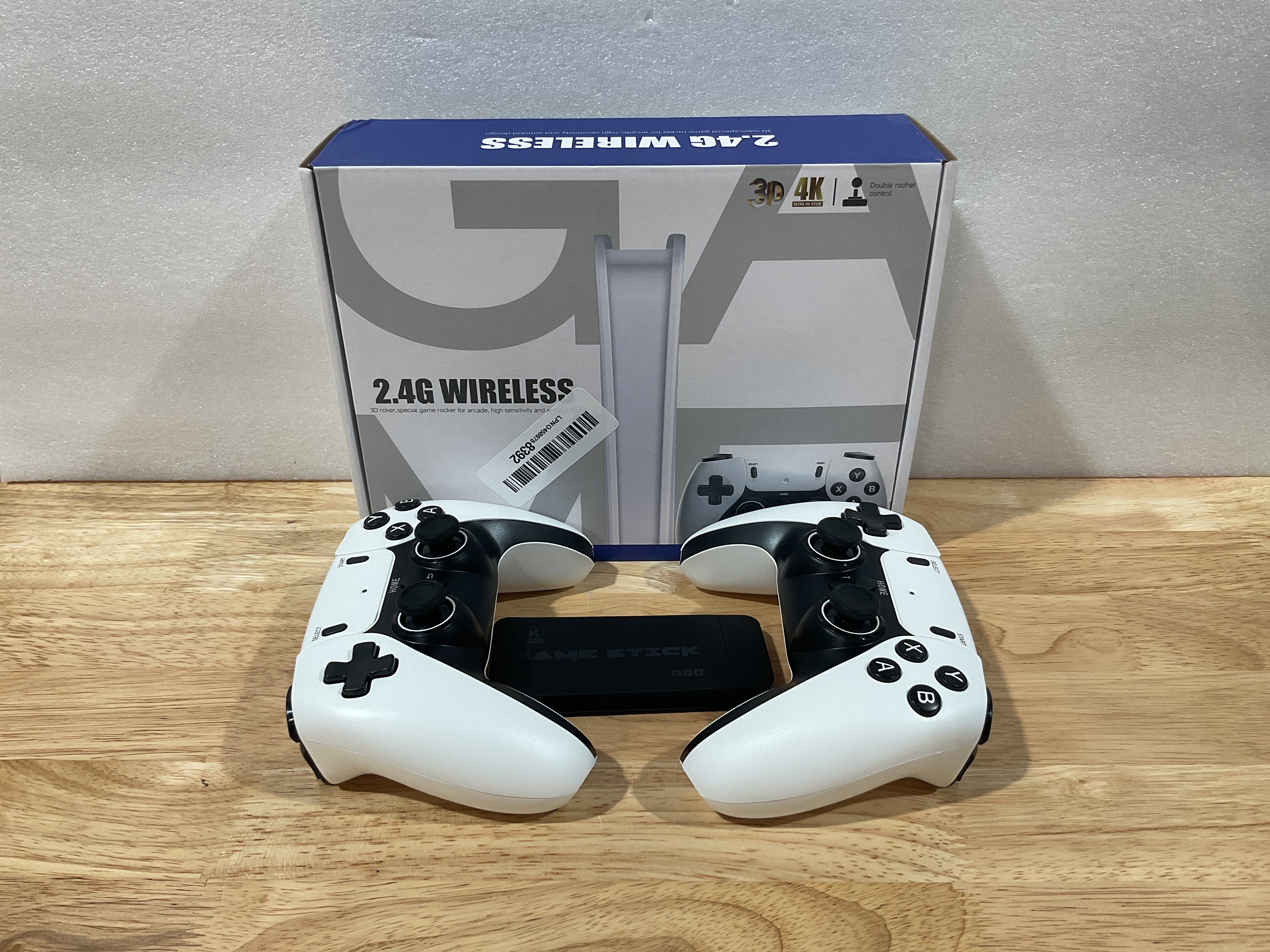 Consola de juegos retro mejorada FCHOZY 2026, Nostalgia Game Stick Pro, videojuegos clásicos con HDMI 4K, más de 20 000 juegos y 23 emuladores, controladores inalámbricos duales 2,4 G mejorados de 64 GB 