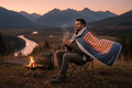 Hombre usando manta térmica Ourea en camping al aire libre