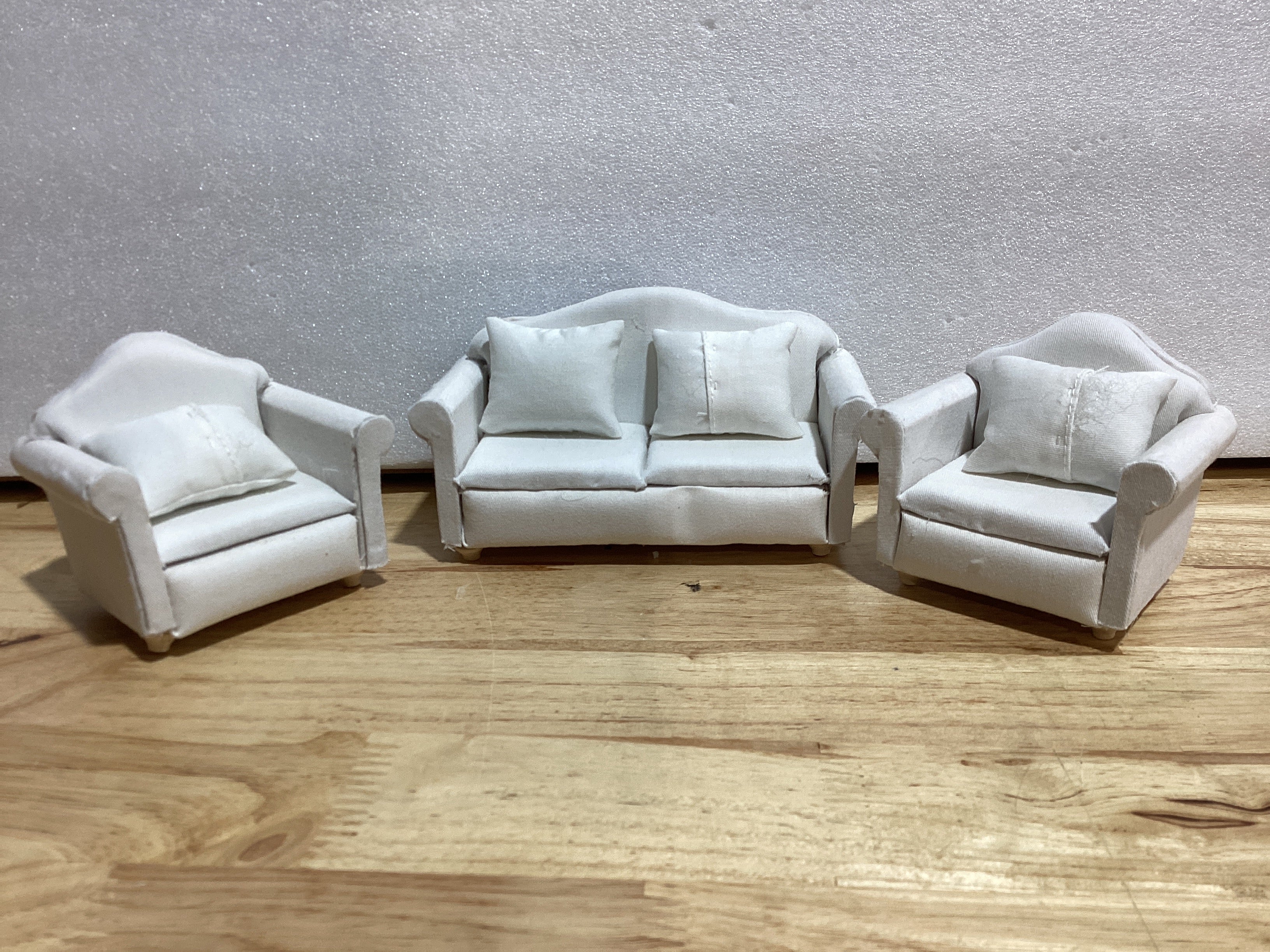 Sofá Miniatura para Casa de Muñecas | Set con Cojines | Tela Blanca | Decoración de Escritorio y Escenas en Miniatura