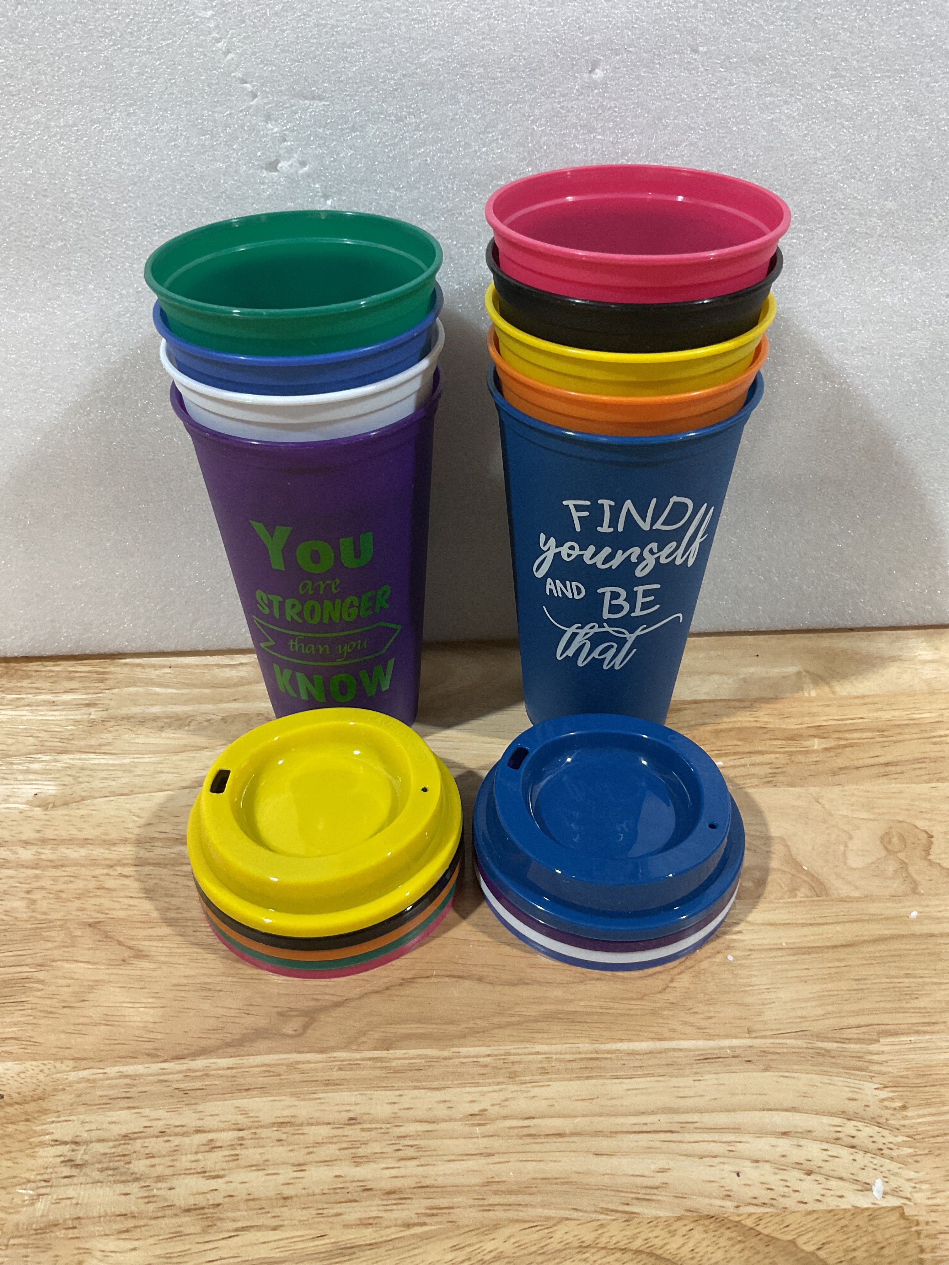 Set 12 Vasos Reutilizables 16oz con Tapa – Frases Inspiracionales, Colores Vibrantes