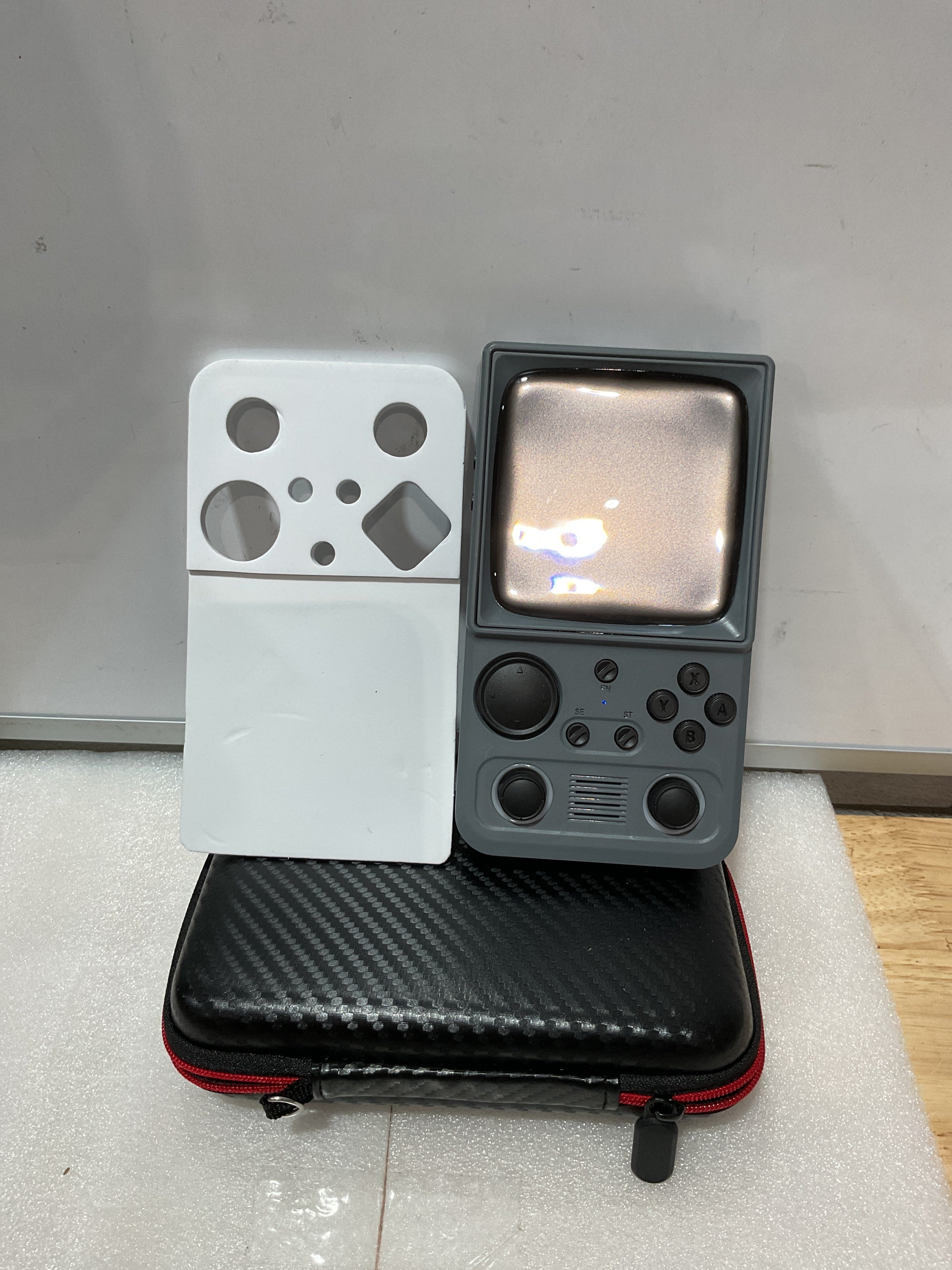 R36TMAX Consola de Videojuegos Retro Portátil | Pantalla IPS 4.0", +18,000 Juegos Clásicos, WiFi, OTG, 64G — Gris Clásico