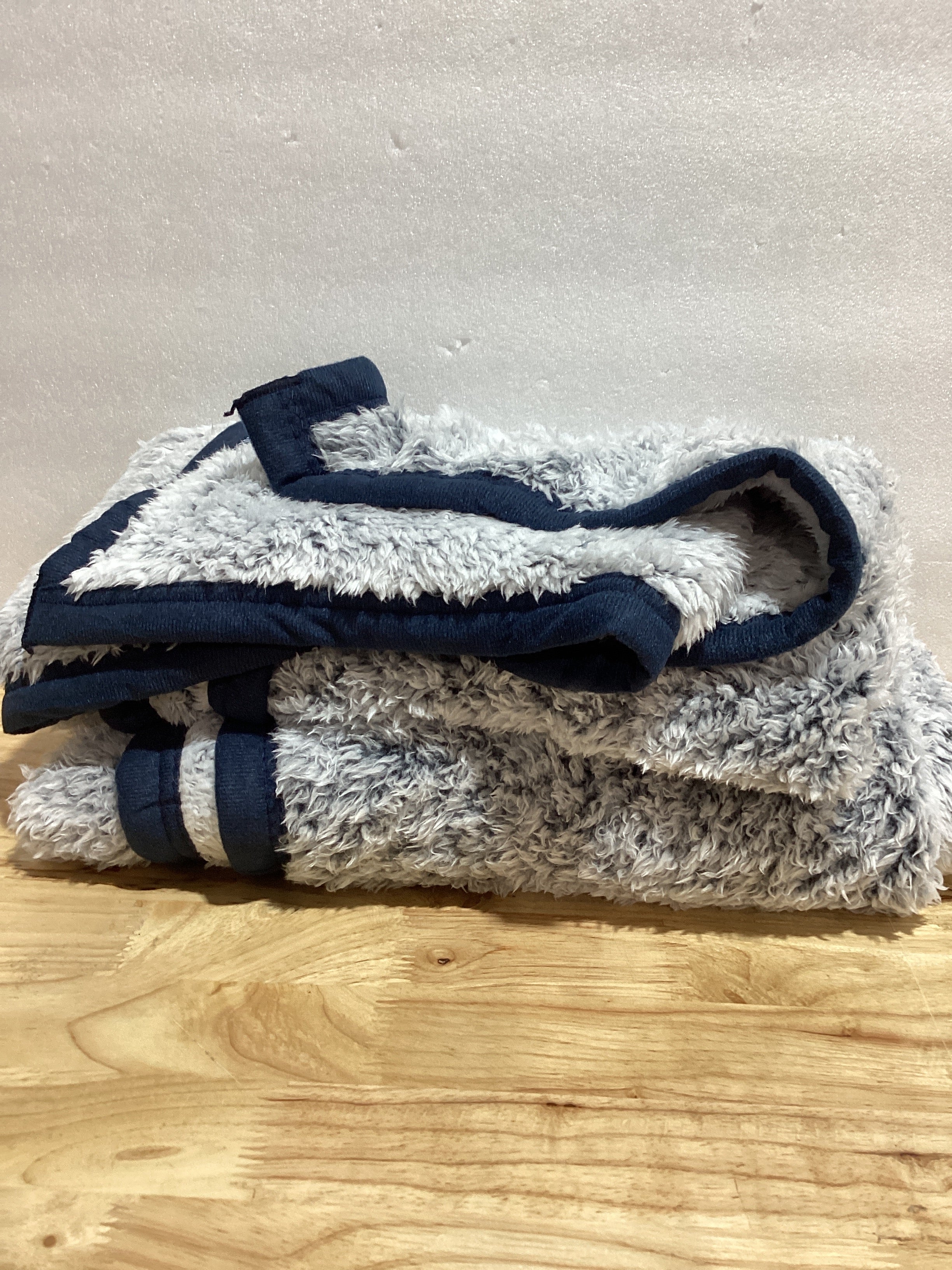 EMME - Mantas de forro polar suave de felpa Sherpa para sofá, acogedora manta de cama (azul marino, 274 cm x 229 cm)