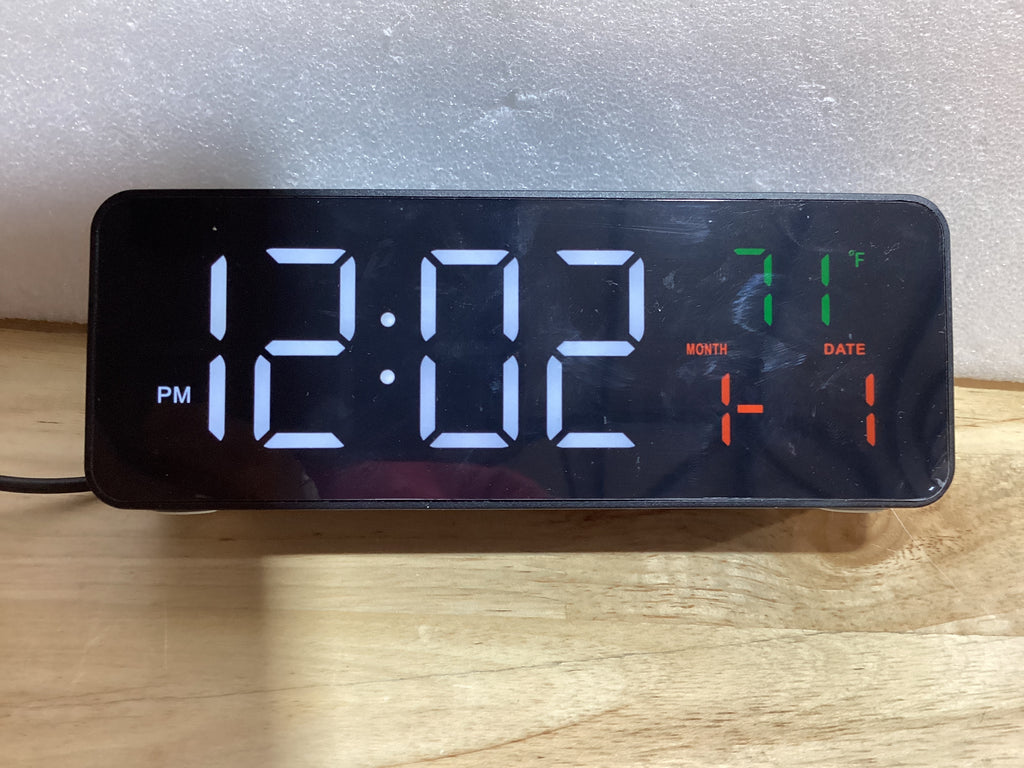 Netzu Relojes digitales 3 en 1 para sala de estar con pantalla de temperatura, fecha y hora - 4 niveles de brillo, 3 volúmenes, reloj despertador pequeño y compacto enchufable para dormitorio, oficina