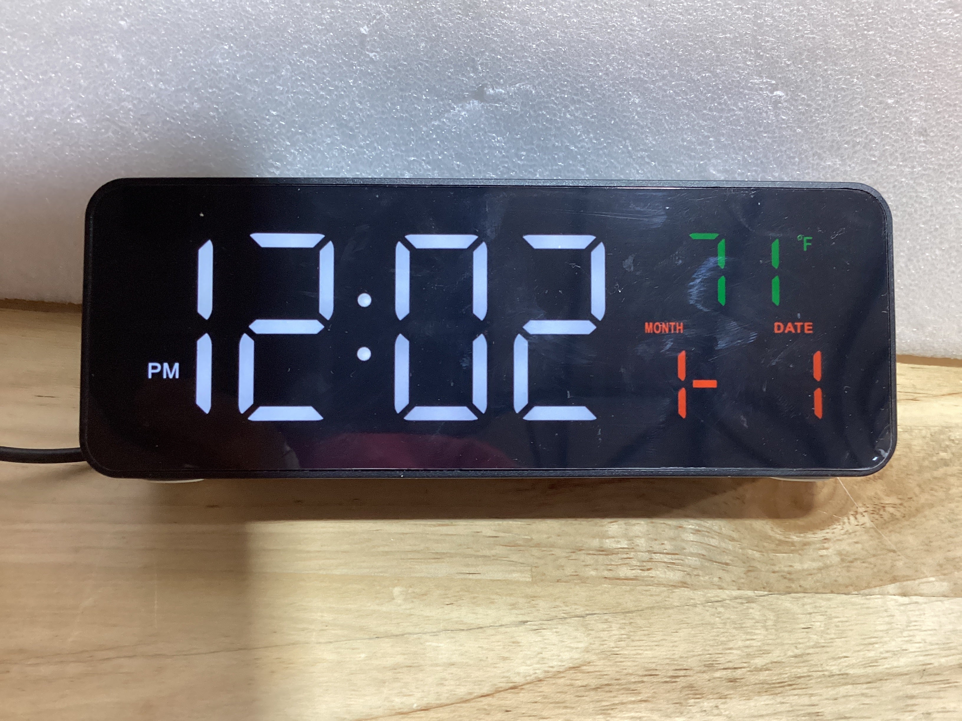 Netzu Relojes digitales 3 en 1 para sala de estar con pantalla de temperatura, fecha y hora - 4 niveles de brillo, 3 volúmenes, reloj despertador pequeño y compacto enchufable para dormitorio, oficina