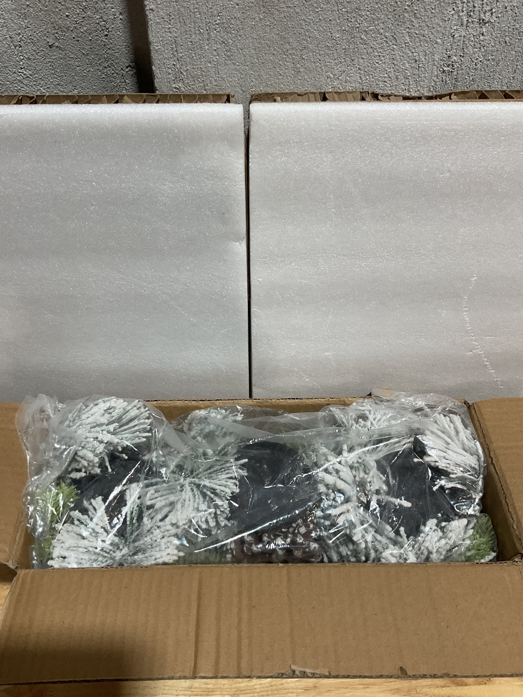 Centros de mesa navideños de 27,5 pulgadas con agujas de pino flocadas y piñas escarchadas para repisa de mesa (nevado) 