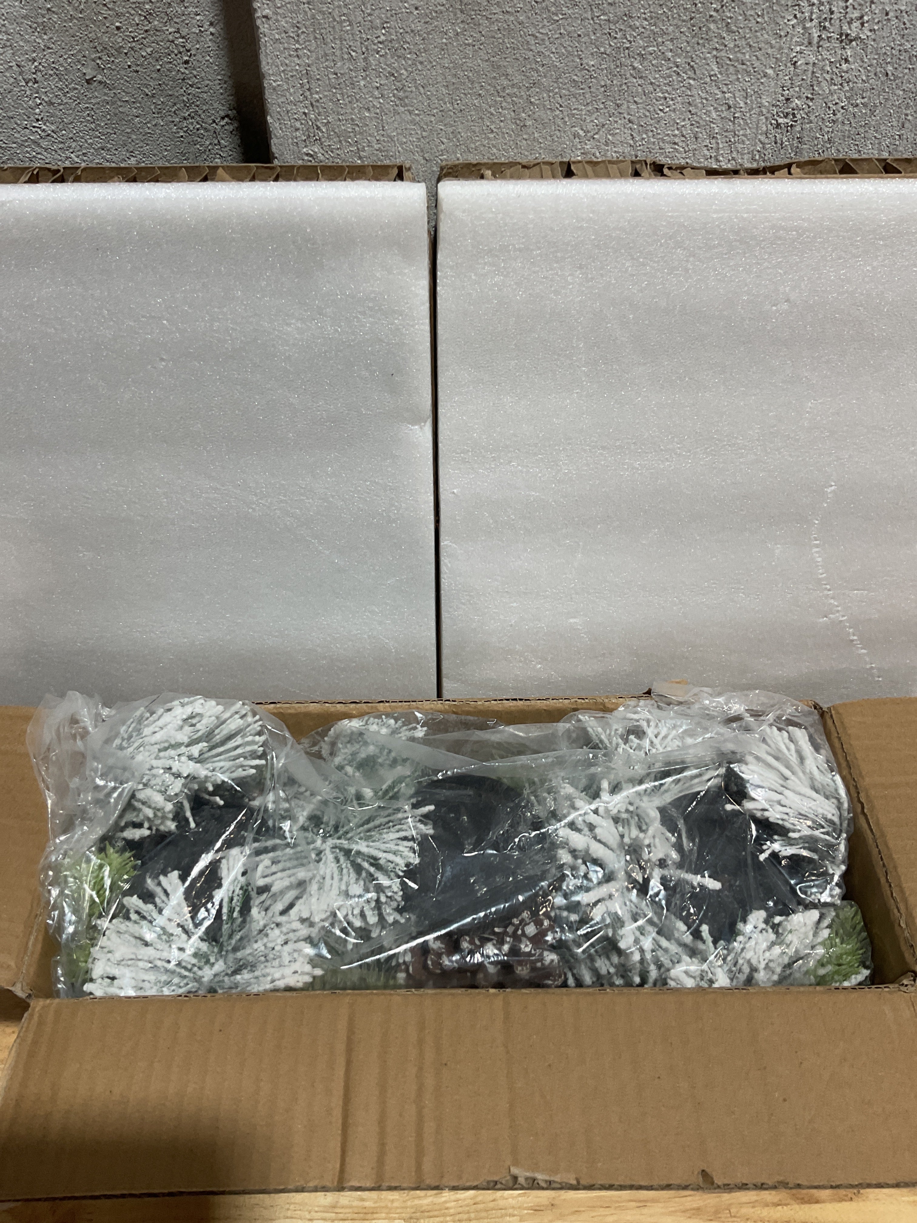Centros de mesa navideños de 27,5 pulgadas con agujas de pino flocadas y piñas escarchadas para repisa de mesa (nevado) 