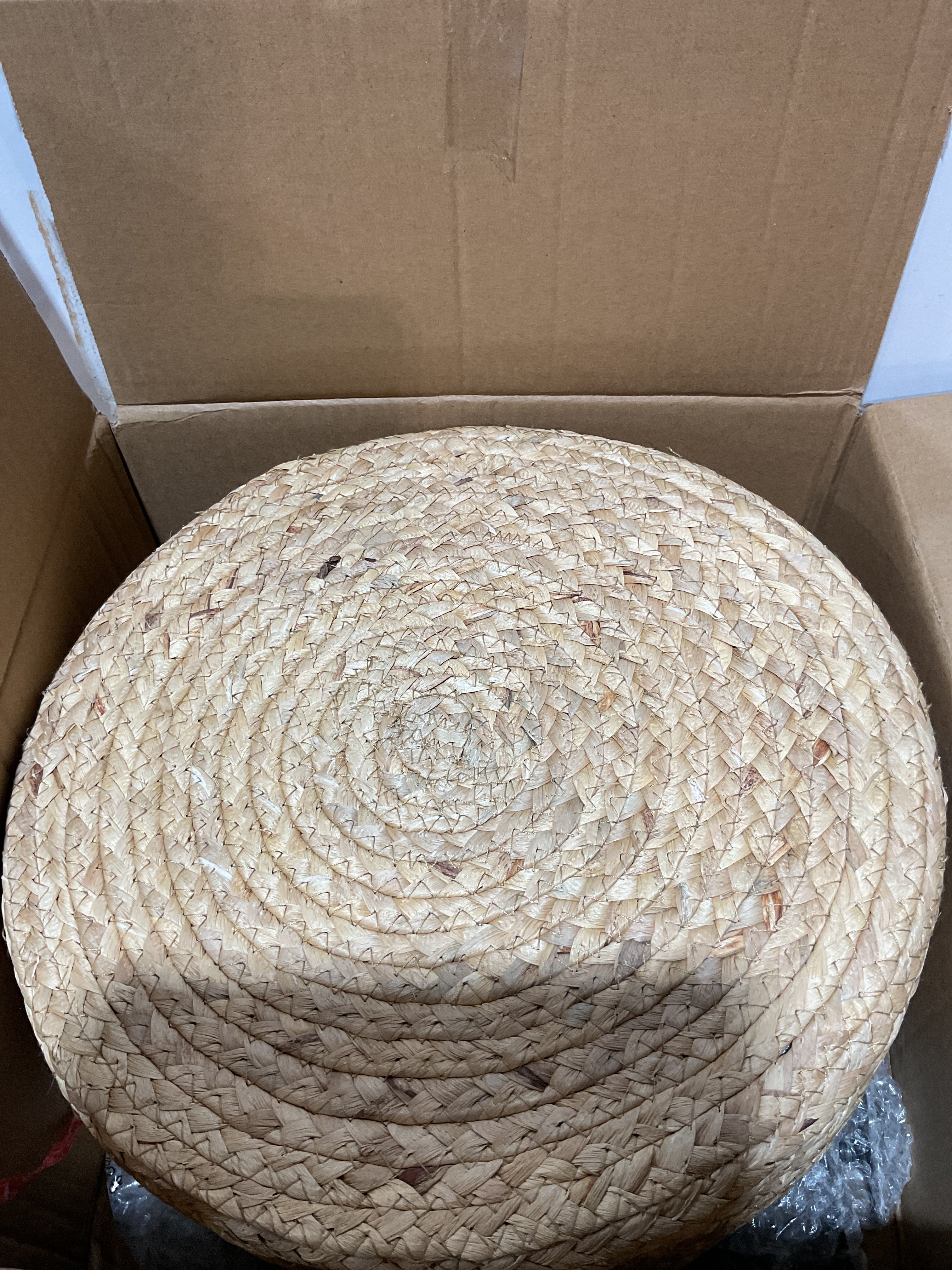 Puf Ottoman Redondo Artesanal de Jacinto de Agua – Taburete con Patas Metálicas