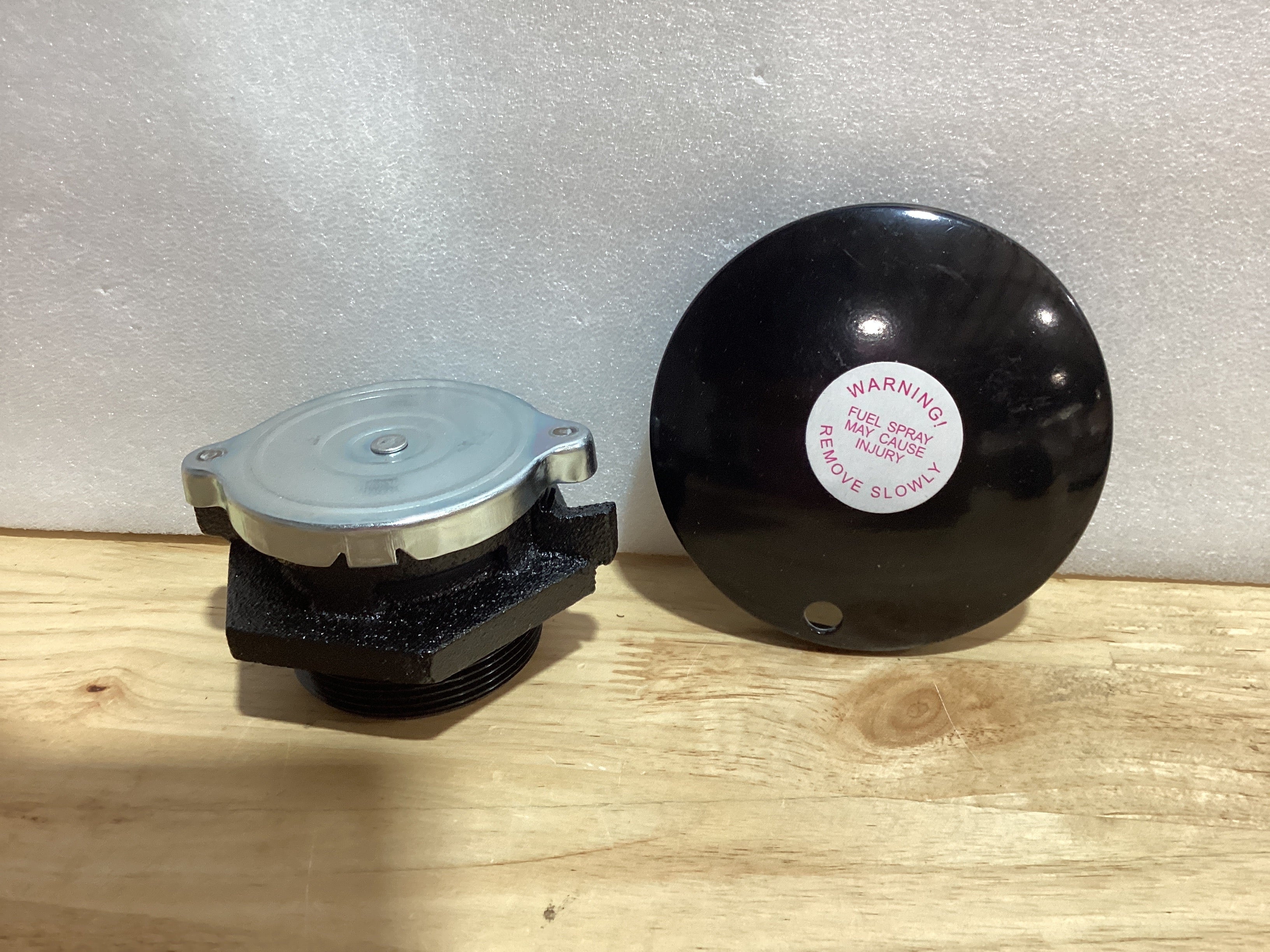 ⚠️ IMPORTANTE: La tapa está despegada, ver fotos — Tapa Ventilada con Cuello Roscado para Tanque de Combustible Diesel, Base 2", Color Negro