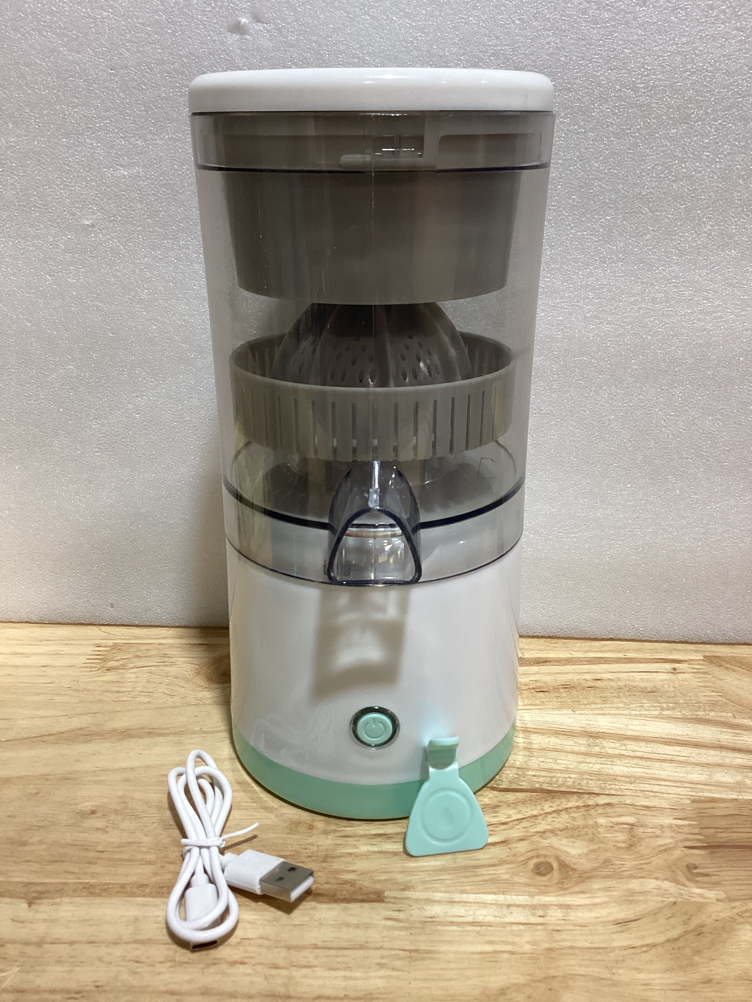 Exprimidor eléctrico portátil de frutas, exprimidor de naranjas y limones, exprimidor eléctrico de cítricos, inalámbrico, multifuncional, fácil de usar y limpiar, puerto USB, fácil de usar con power bank en viajes, oficina y camping.