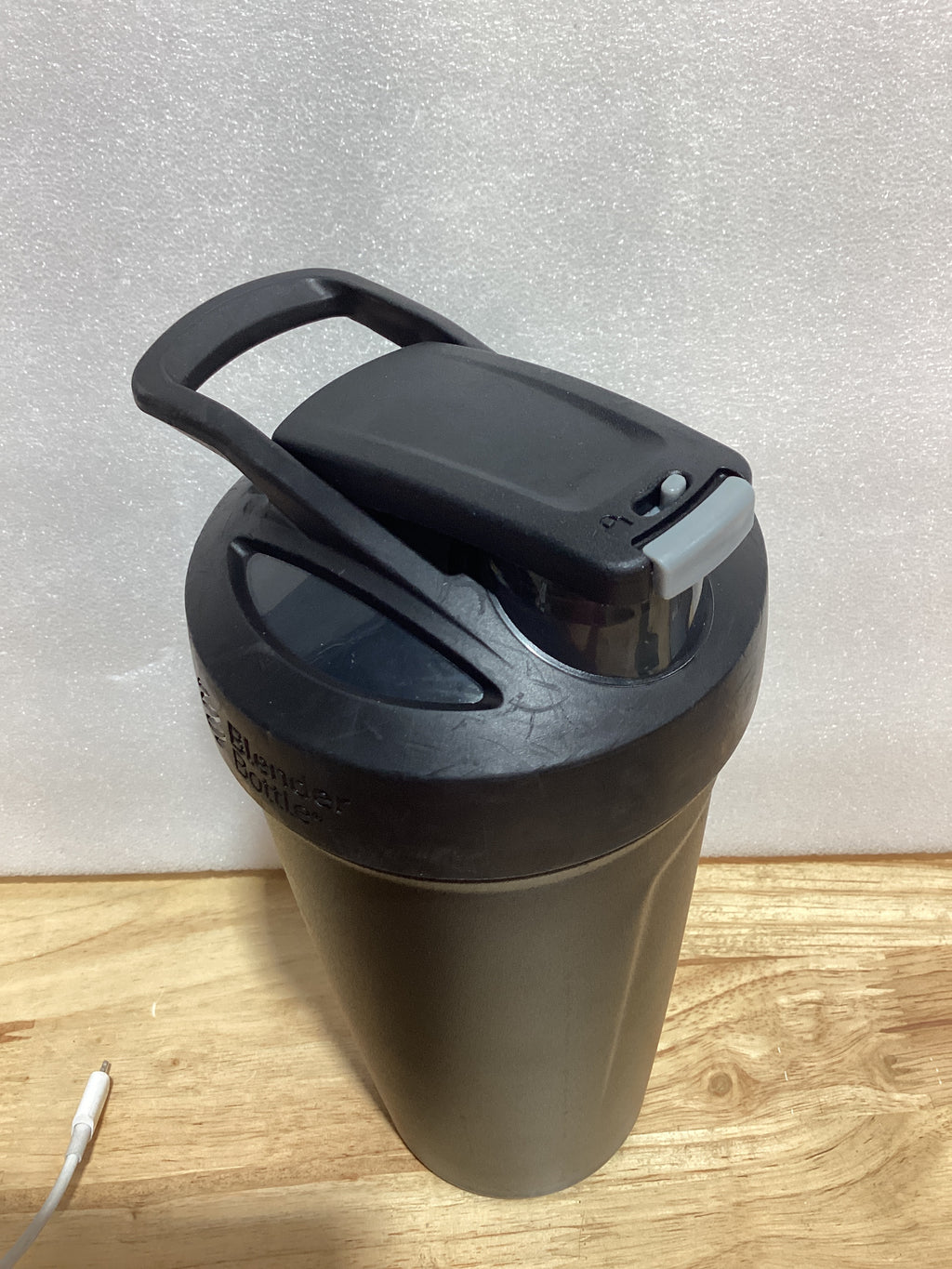BlenderBottle Strada Shaker Cup - Botella de agua aislada de acero inoxidable con batidor de alambre, 24 onzas, color negro