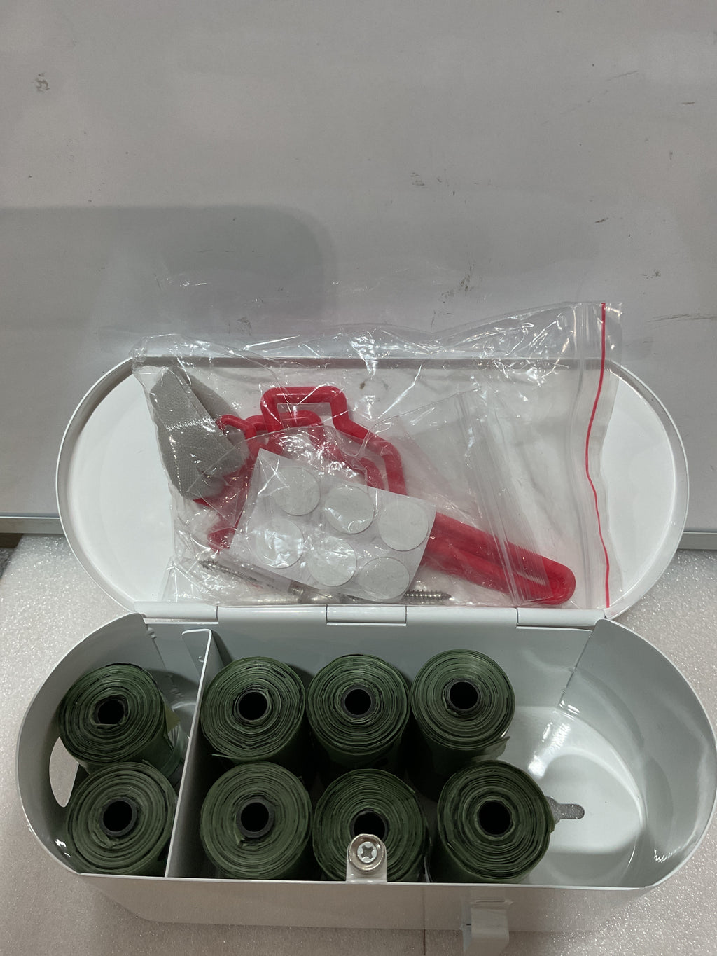 Dispensador de bolsas de excremento de perro con 2 soportes, cierre magnético de puerta, metal, resistente a la corrosión, alta capacidad, adecuado para interiores, exteriores, parques, playas, patios, excluyendo rollos de bolsas
