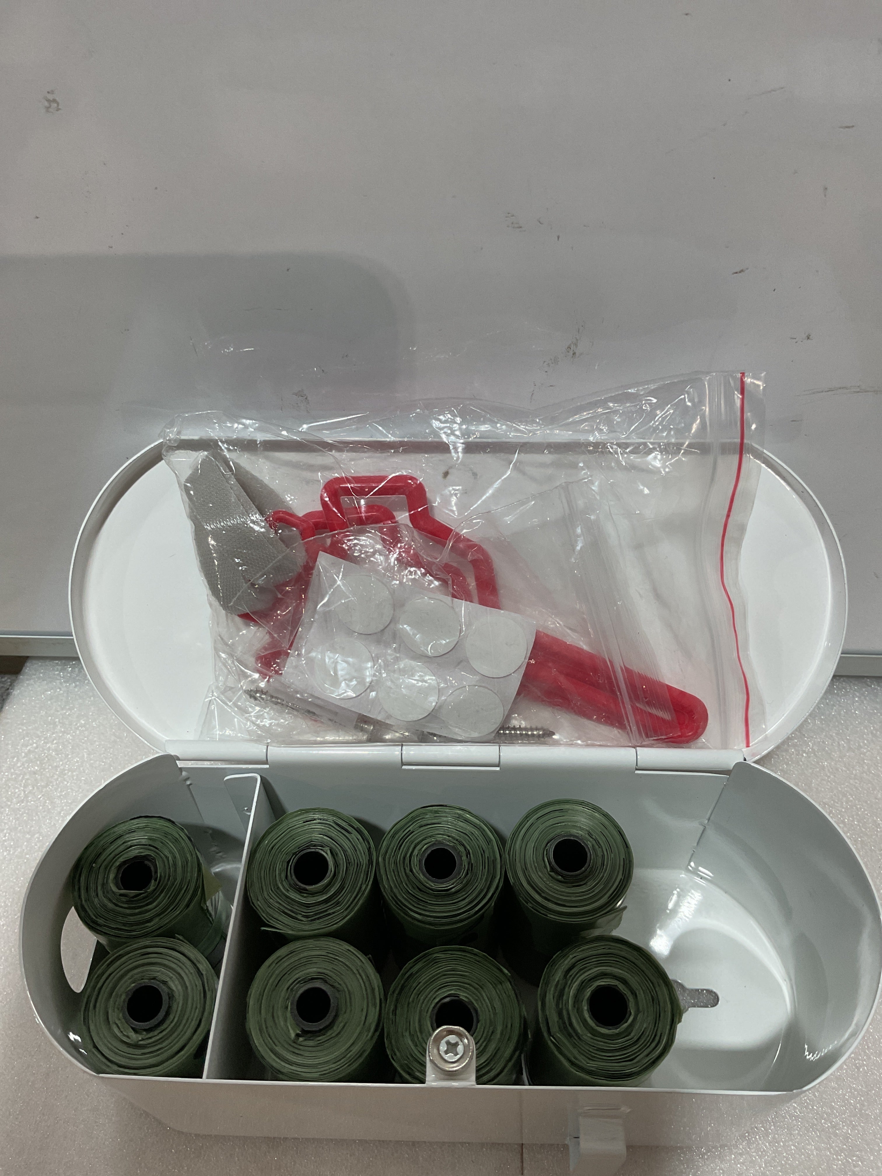 Dispensador de bolsas de excremento de perro con 2 soportes, cierre magnético de puerta, metal, resistente a la corrosión, alta capacidad, adecuado para interiores, exteriores, parques, playas, patios, excluyendo rollos de bolsas