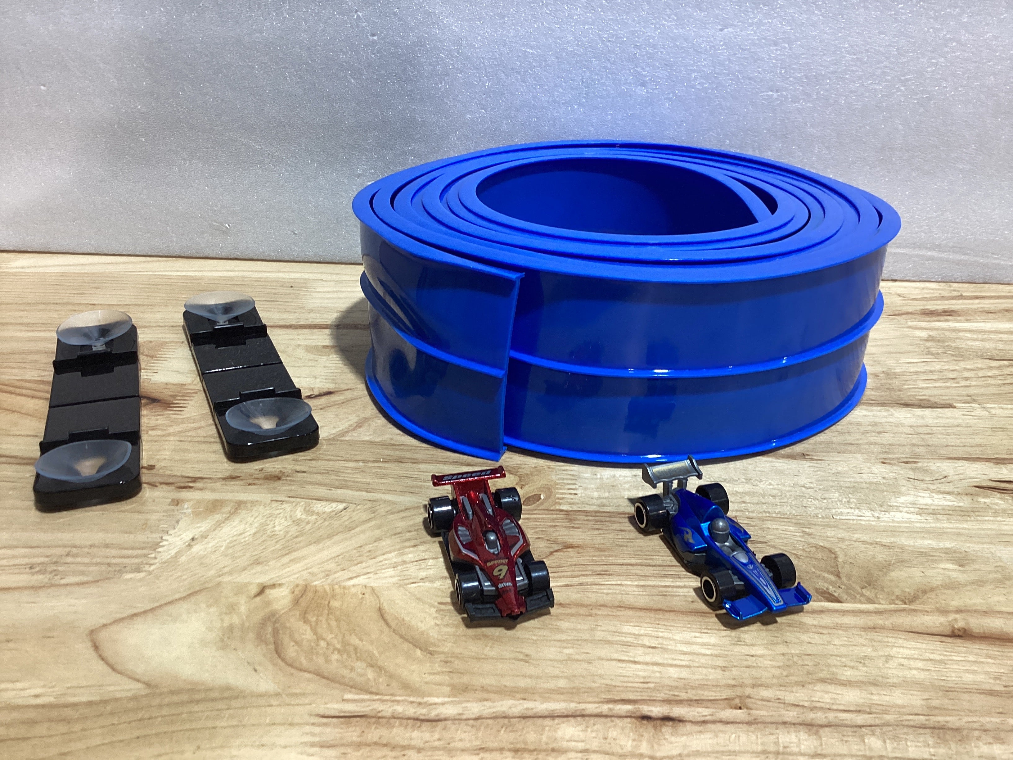 FlexTrack 5000 Pista de Carreras Flexible para Niños Juguete con Ventosas Compatible con Hot Wheels y Autos Fundidos a Presión 1/64 y Más 15 Pies de Largo se Enrolla Pista de Carreras Portátil (Azul