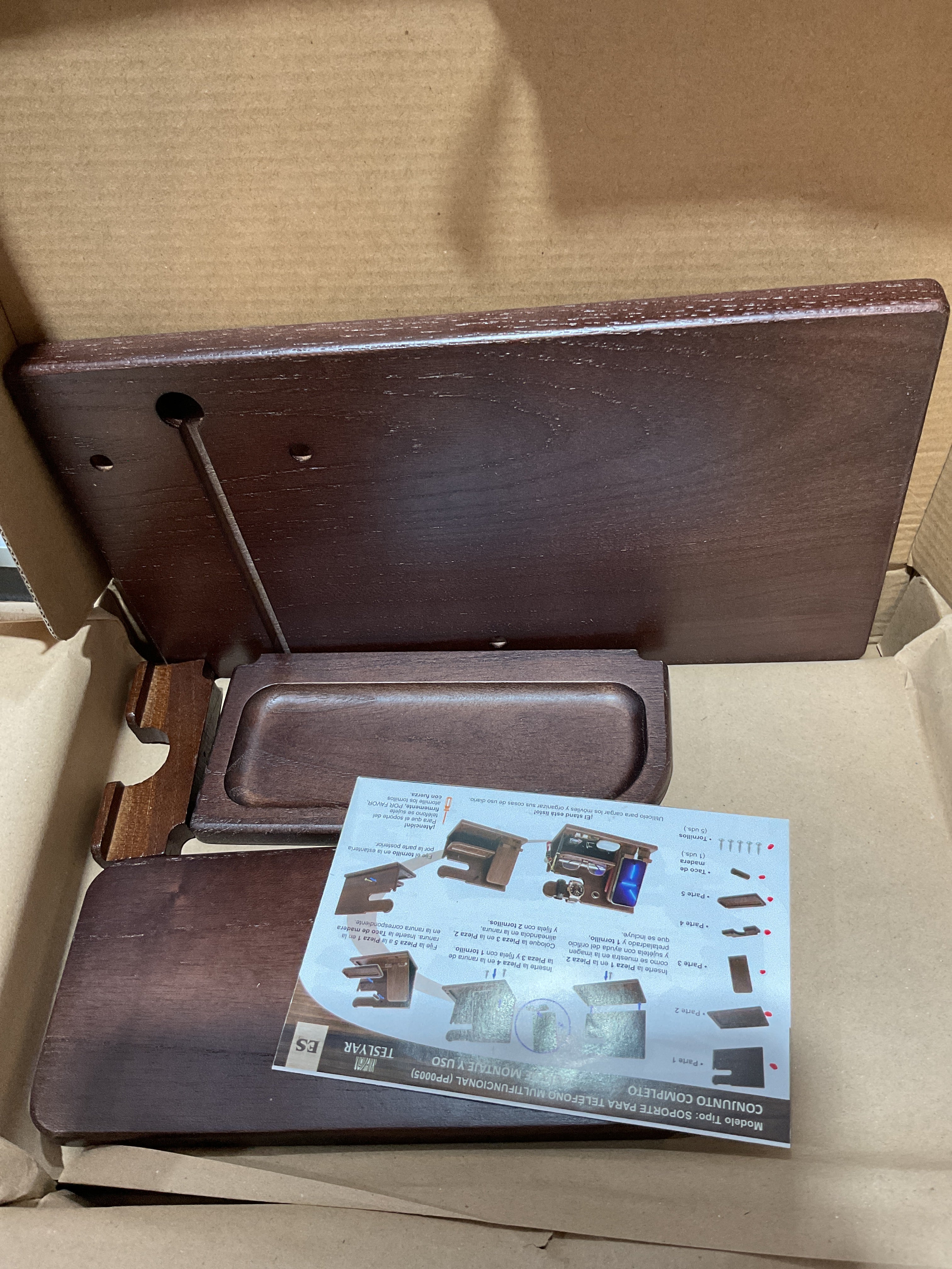 Estacion de Carga de Madera para Hombre - Organizador de Escritorio y Mesita de Noche | Color Bourbon Brown