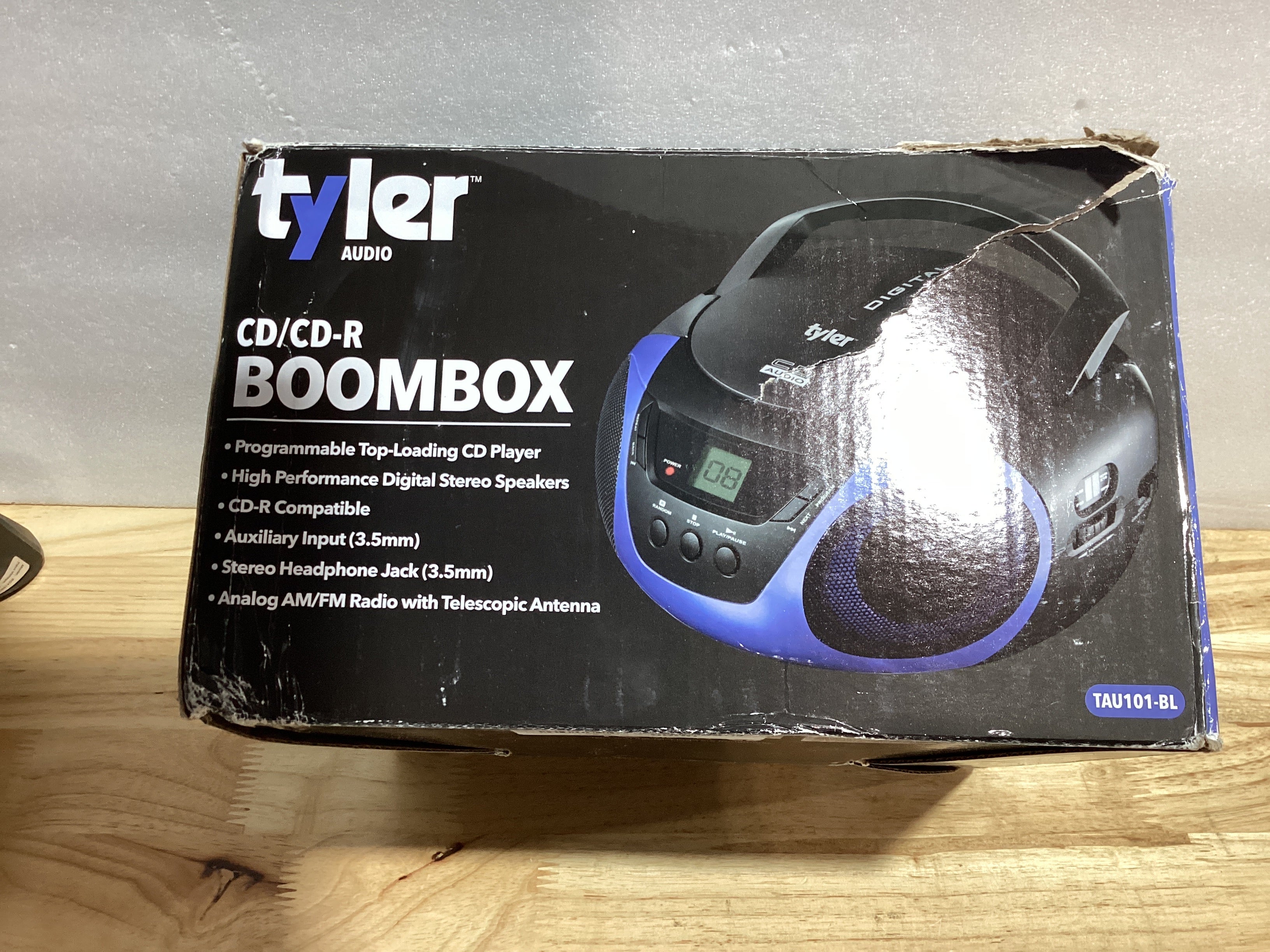 Boombox Portátil Tyler con Reproductor CD y Radio AM/FM – Estéreo con Bocinas, Entrada Aux y Jack 3.5mm | Azul