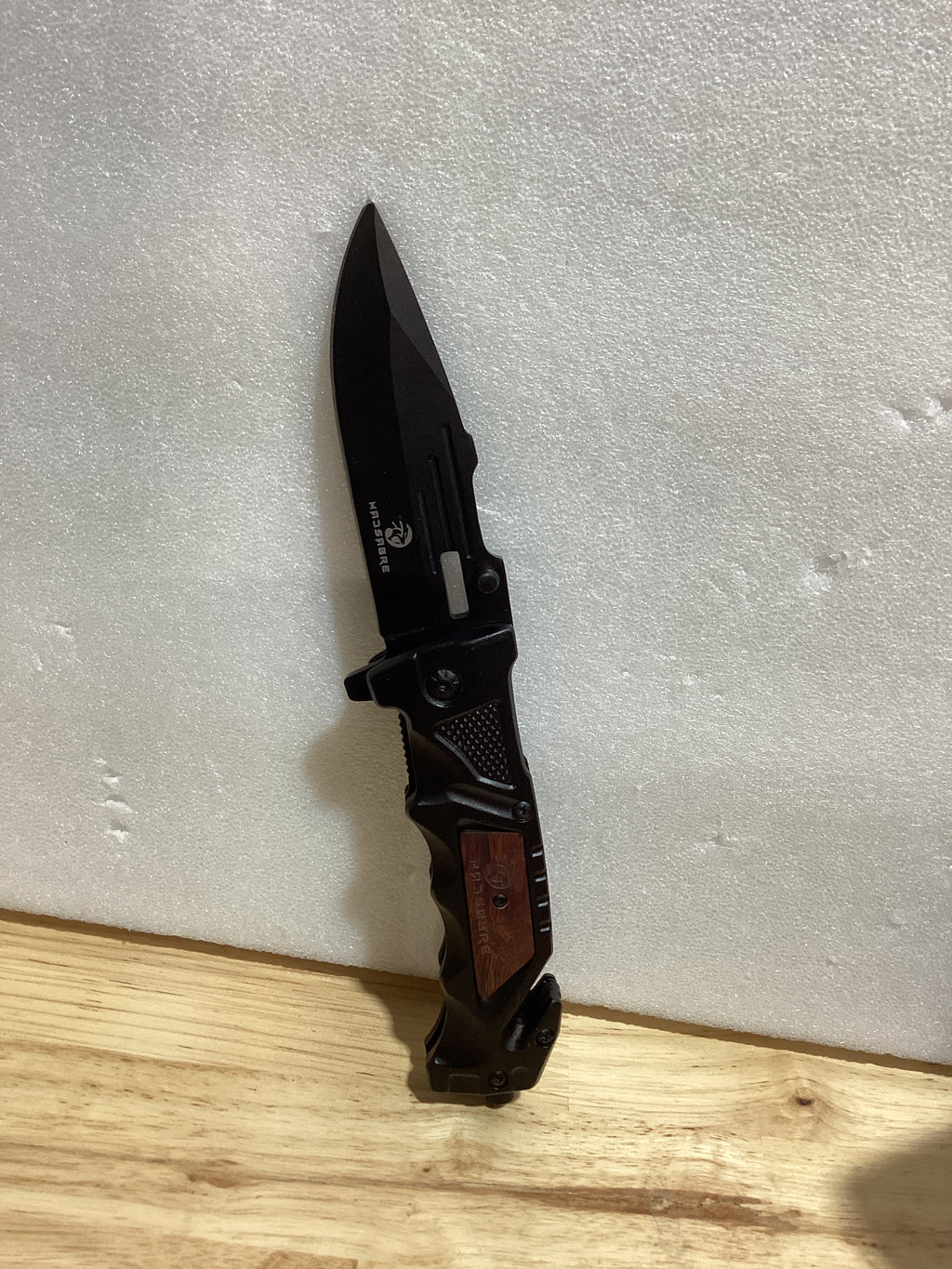 NO INCLUYE EL ESTUCHE – MADSABRE Navaja de bolsillo negra con clip, cuchillo de trabajo de 9.6 pulgadas, cuchillos plegables EDC con cortador de cinturón de seguridad y rompecristales, cuchillo plegable para supervivencia, campamento, senderismo