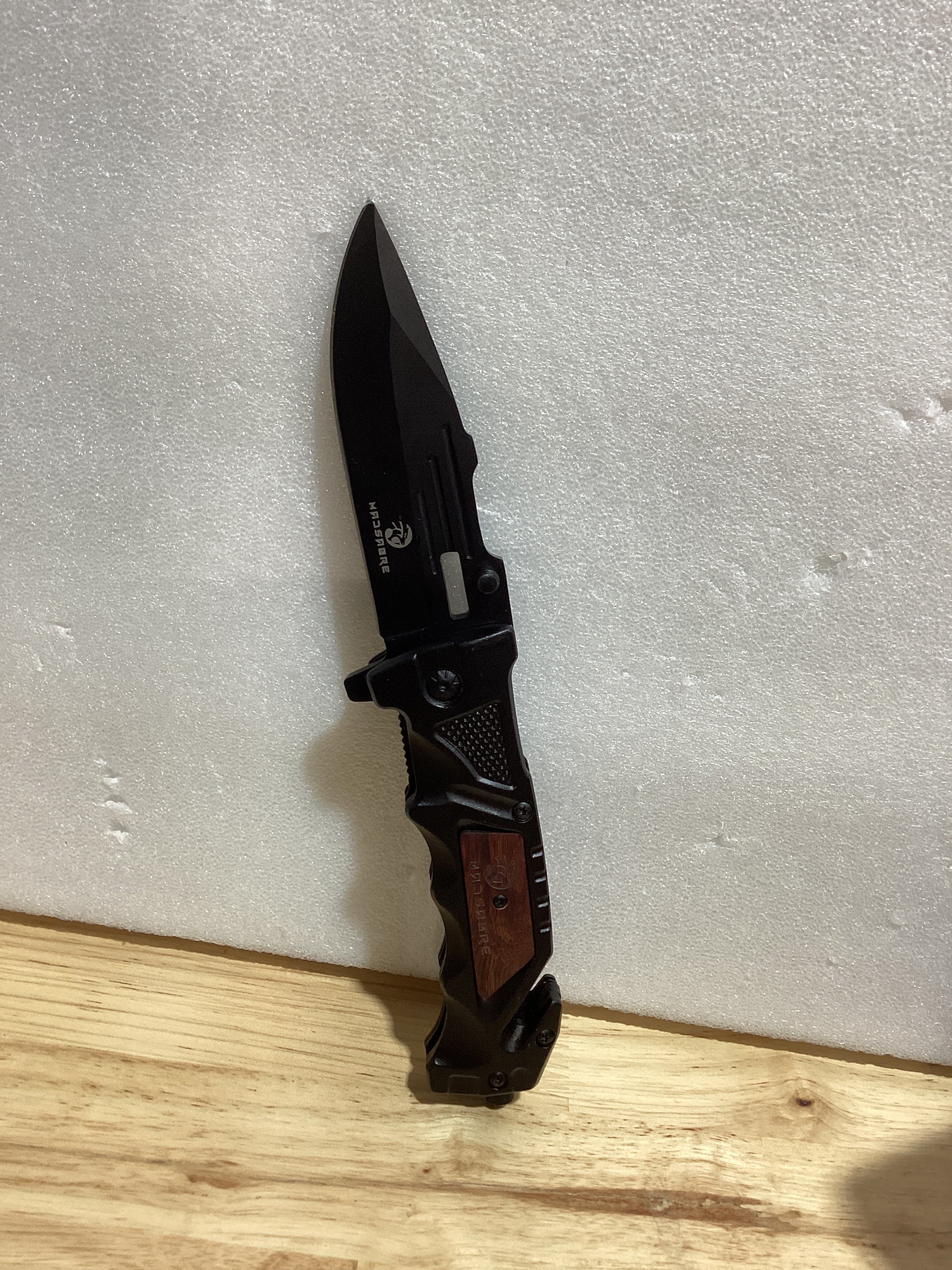 NO INCLUYE EL ESTUCHE – MADSABRE Navaja de bolsillo negra con clip, cuchillo de trabajo de 9.6 pulgadas, cuchillos plegables EDC con cortador de cinturón de seguridad y rompecristales, cuchillo plegable para supervivencia, campamento, senderismo