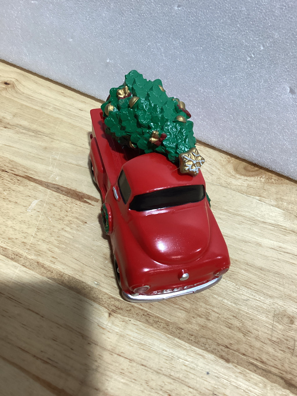 Rileryan Christmas Village - Figuritas de decoración de camión rojo clásico para mini accesorios de la ciudad de la aldea de Navidad, piezas de coches, vehículos, juegos de decoraciones para el hogar