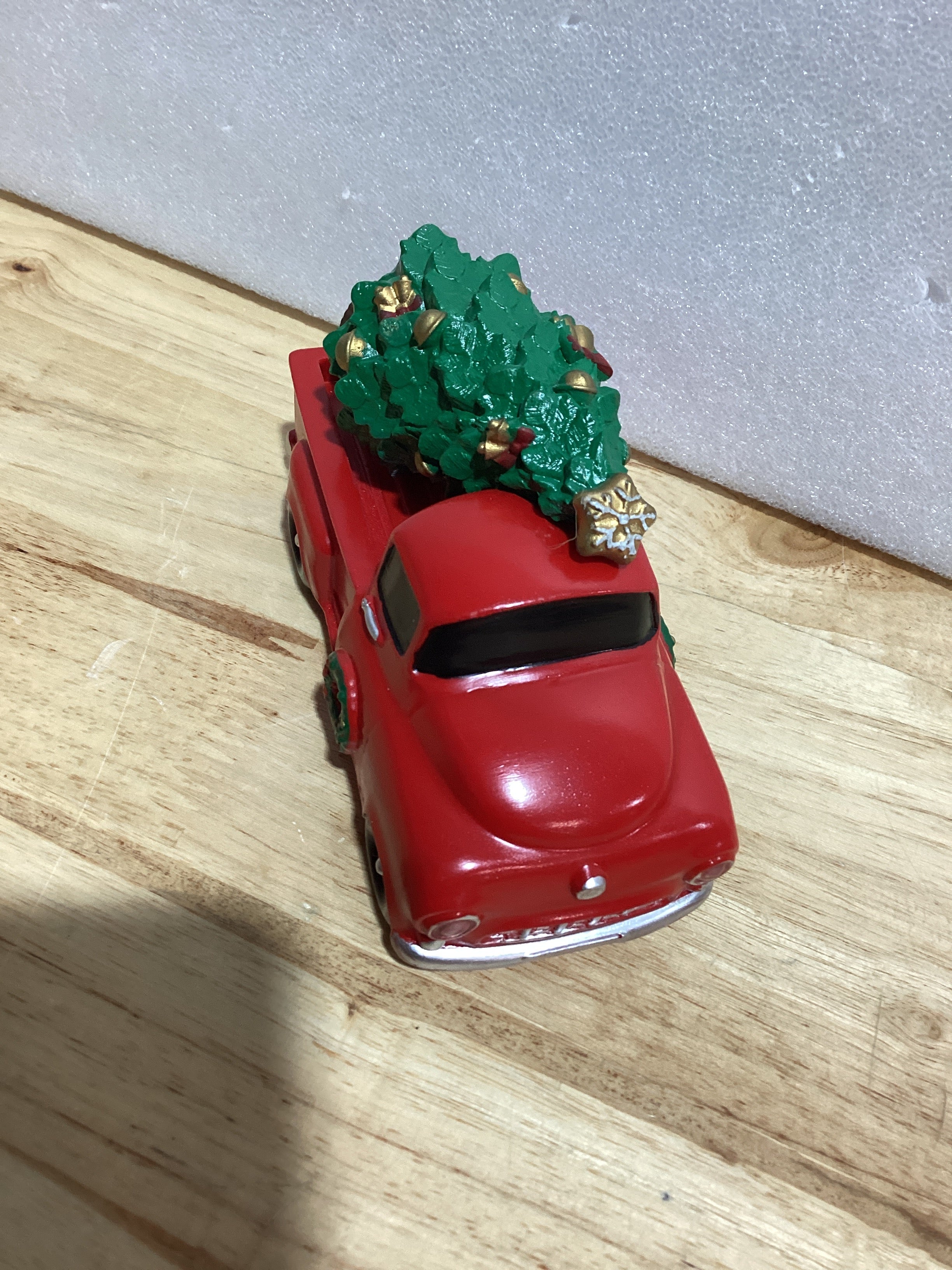 Rileryan Christmas Village - Figuritas de decoración de camión rojo clásico para mini accesorios de la ciudad de la aldea de Navidad, piezas de coches, vehículos, juegos de decoraciones para el hogar