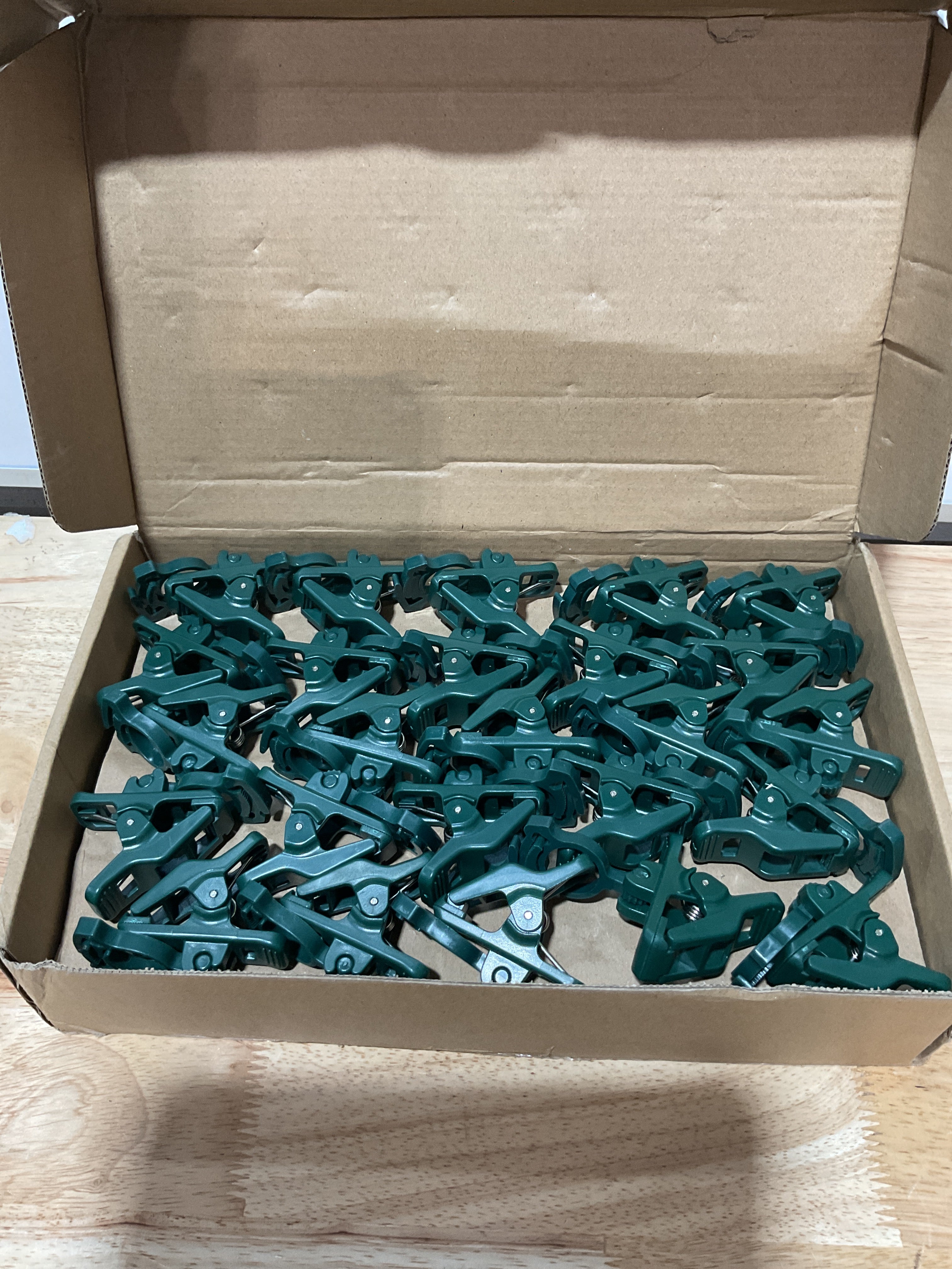 Clips para Luces Navideñas C7/C9 – 50 Piezas Autobloqueantes para Canaletas, Tejas y Cercas