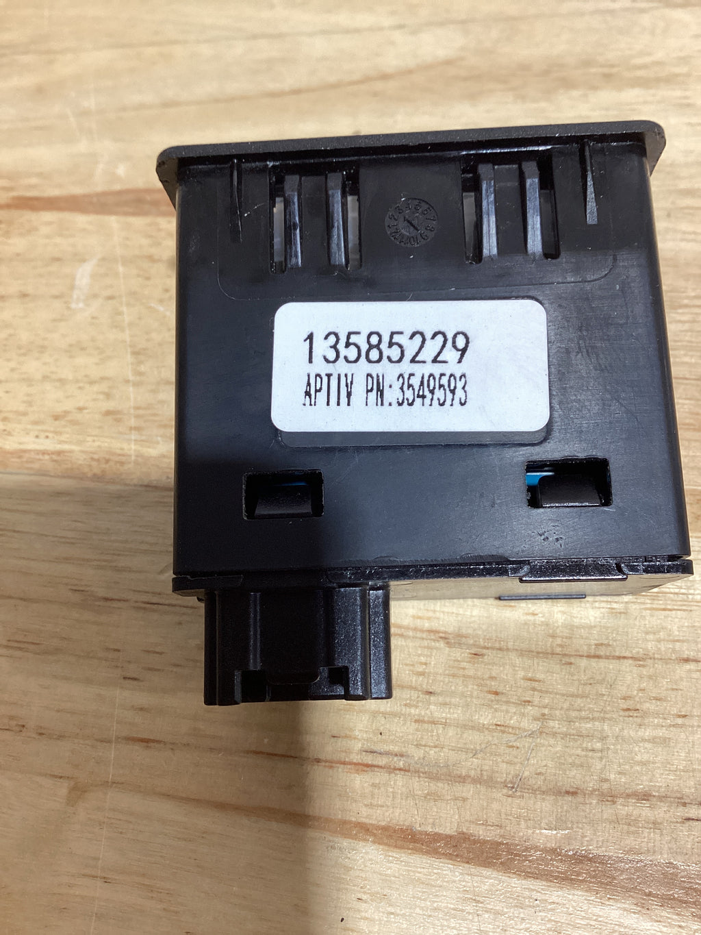 Adaptador USB Auxiliar MAD HORNETS #13525889 — Compatible con Silverado y Sierra 1500, 2500 y 3500