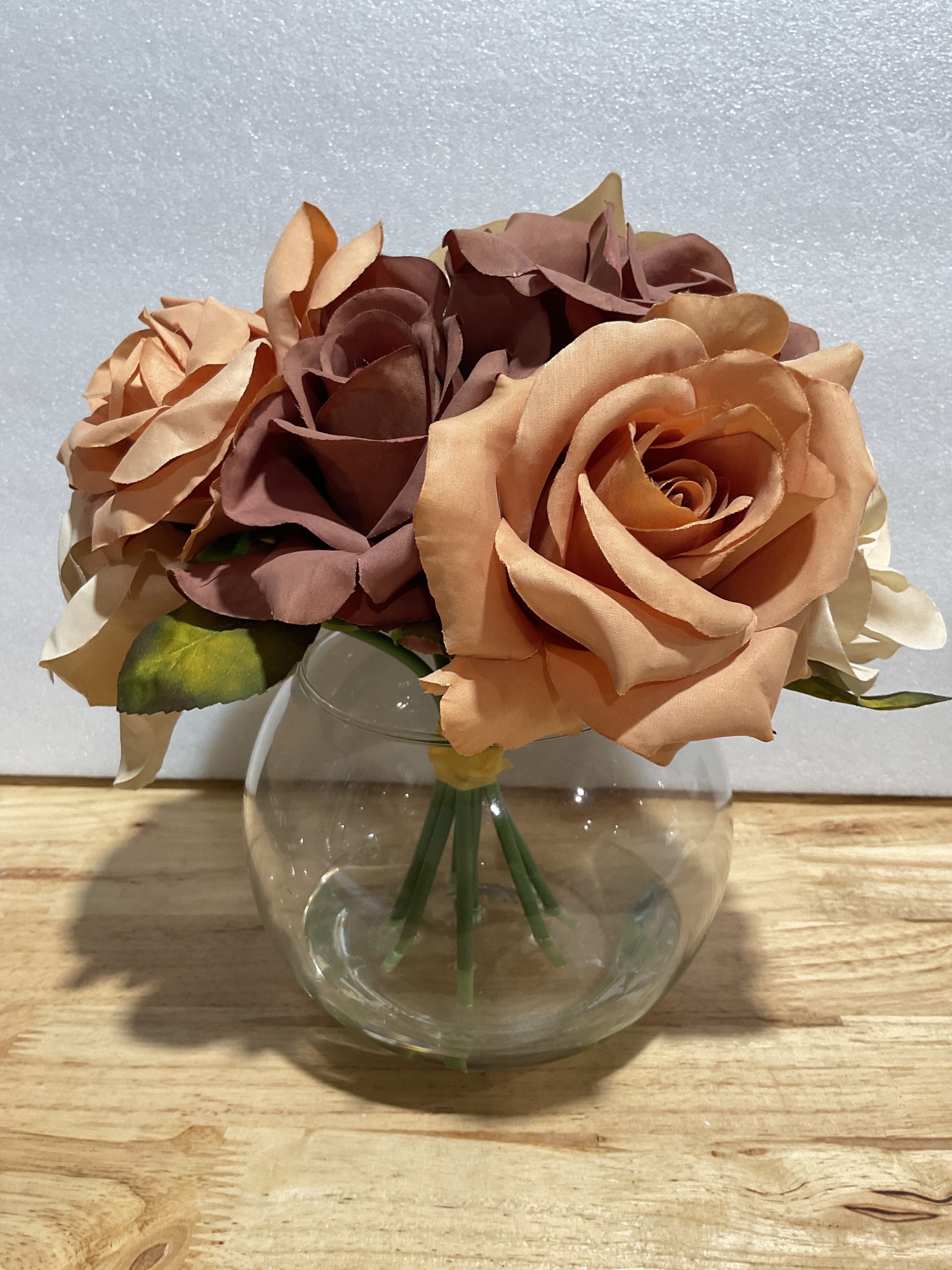 Arreglo Floral Artificial con Rosas de Seda y Jarrón con Agua Falsa — Decoración Elegante para Hogar y Eventos