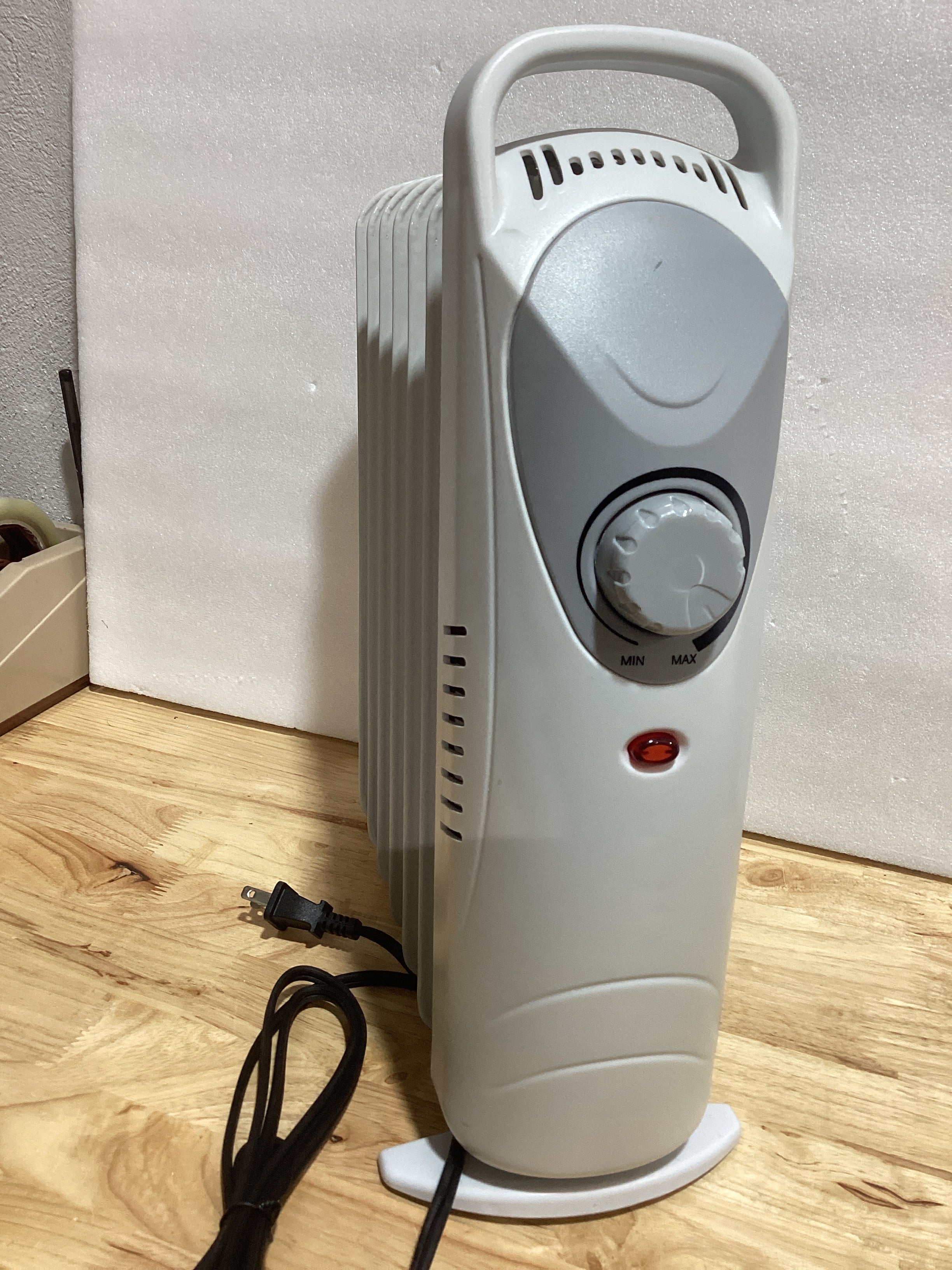 Calefactor Eléctrico de Aceite Homeleader 700W — Termostato Ajustable, Protección Sobrecalentamiento, Hogar y Oficina, Blanco