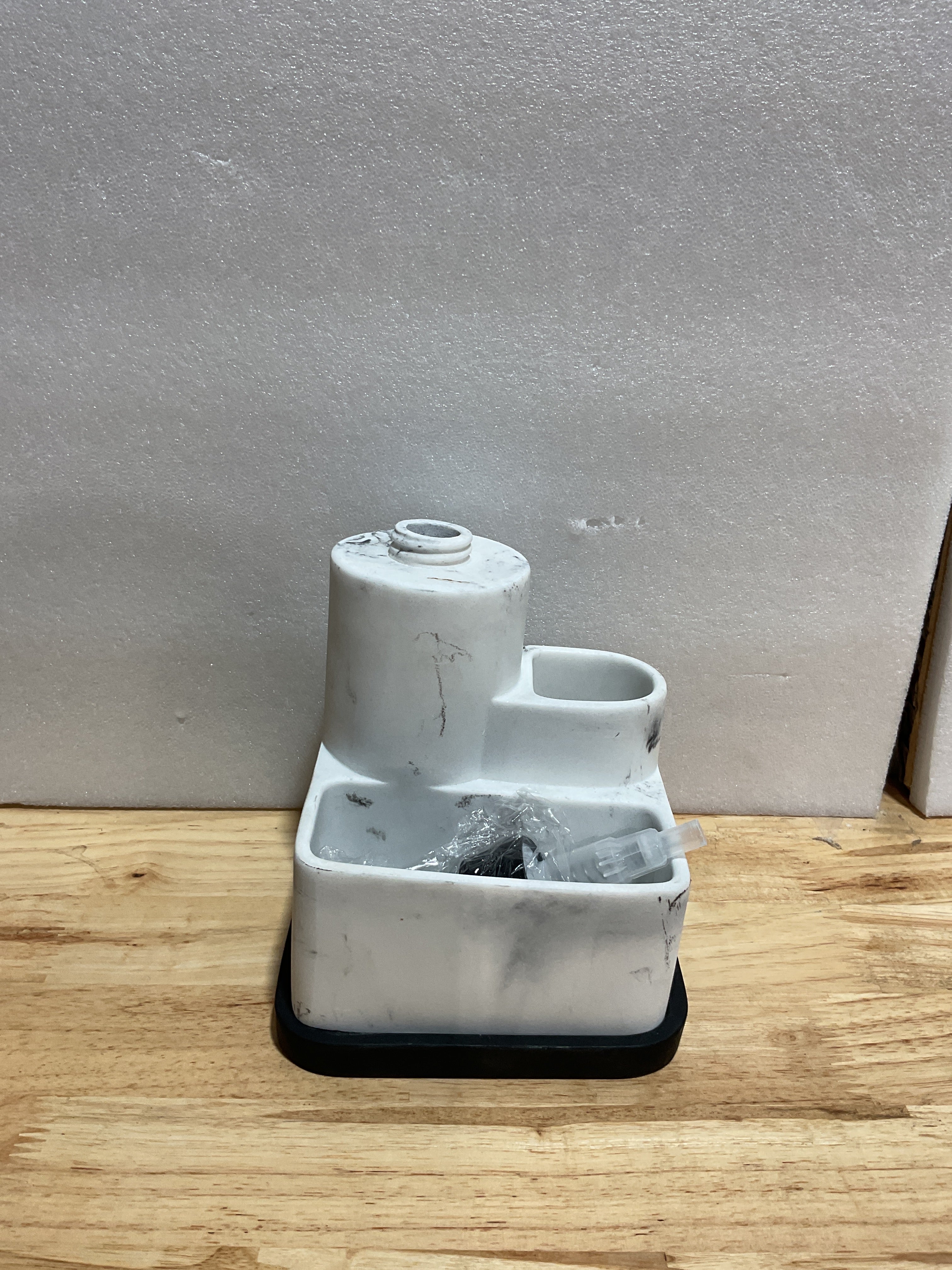Dispensador de jabón blanco ZCCZ con soporte para esponja, dispensador de jabón de cocina, soporte para esponja y portacepillos, organizador 3 en 1 para encimera de fregadero, bandeja extraíble, aspecto mármol (cepillo no incluido). 