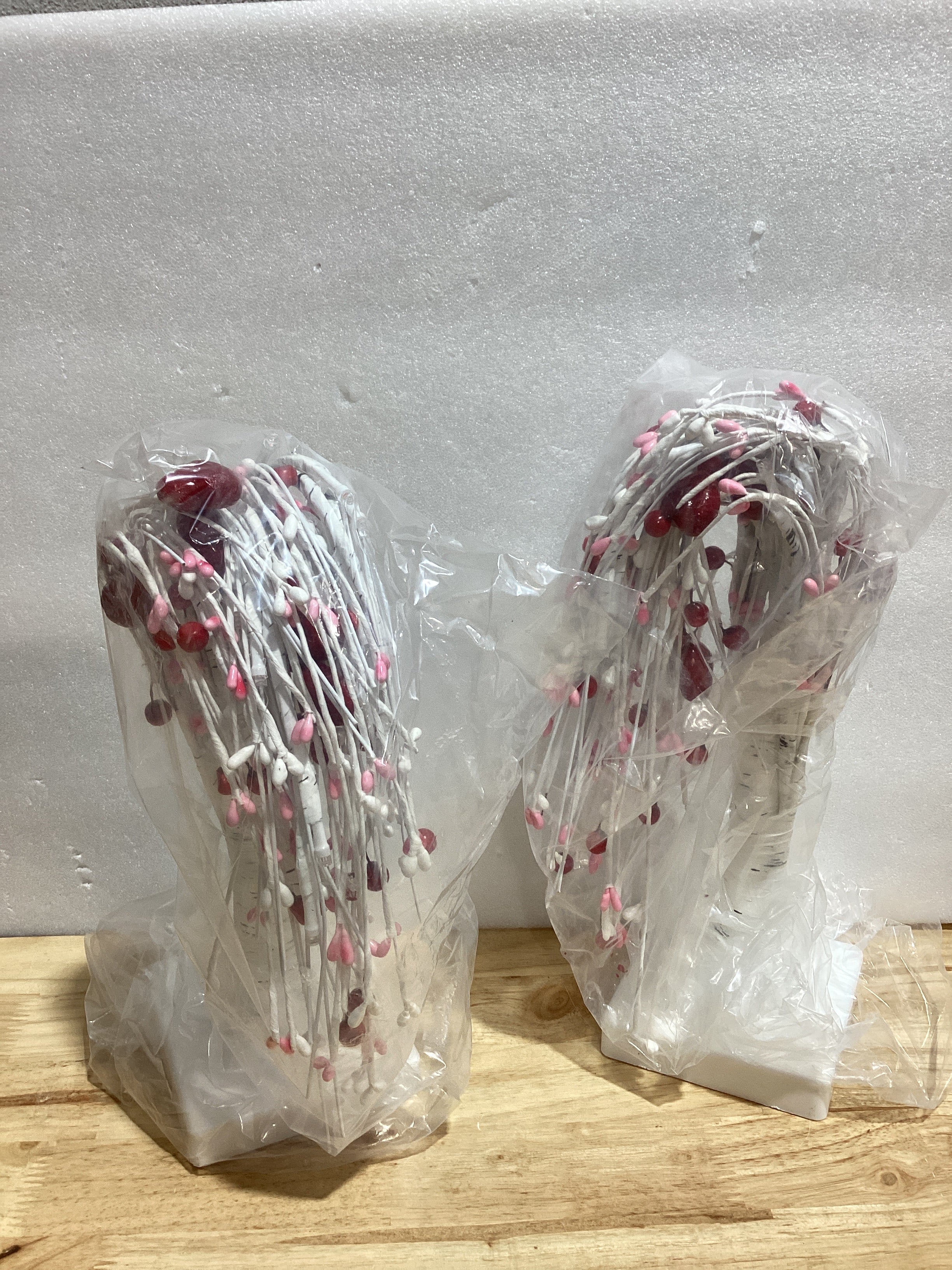 Set 2 Árboles Decorativos de San Valentín con Luces | Preencendidos con Temporizador | 12 Corazones + 48 Bayas Rojas | 24 Luces Rojo y Rosa | A Batería | Para Mesa y Hogar