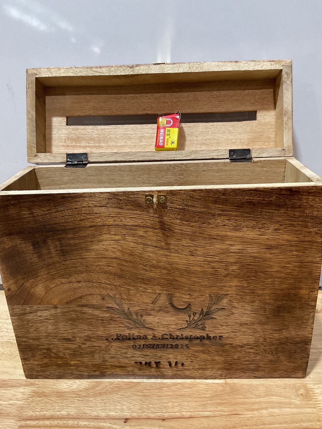 Caja de Madera para Tarjetas de Boda Eximious India – Nogal con Ranura y Cerradura