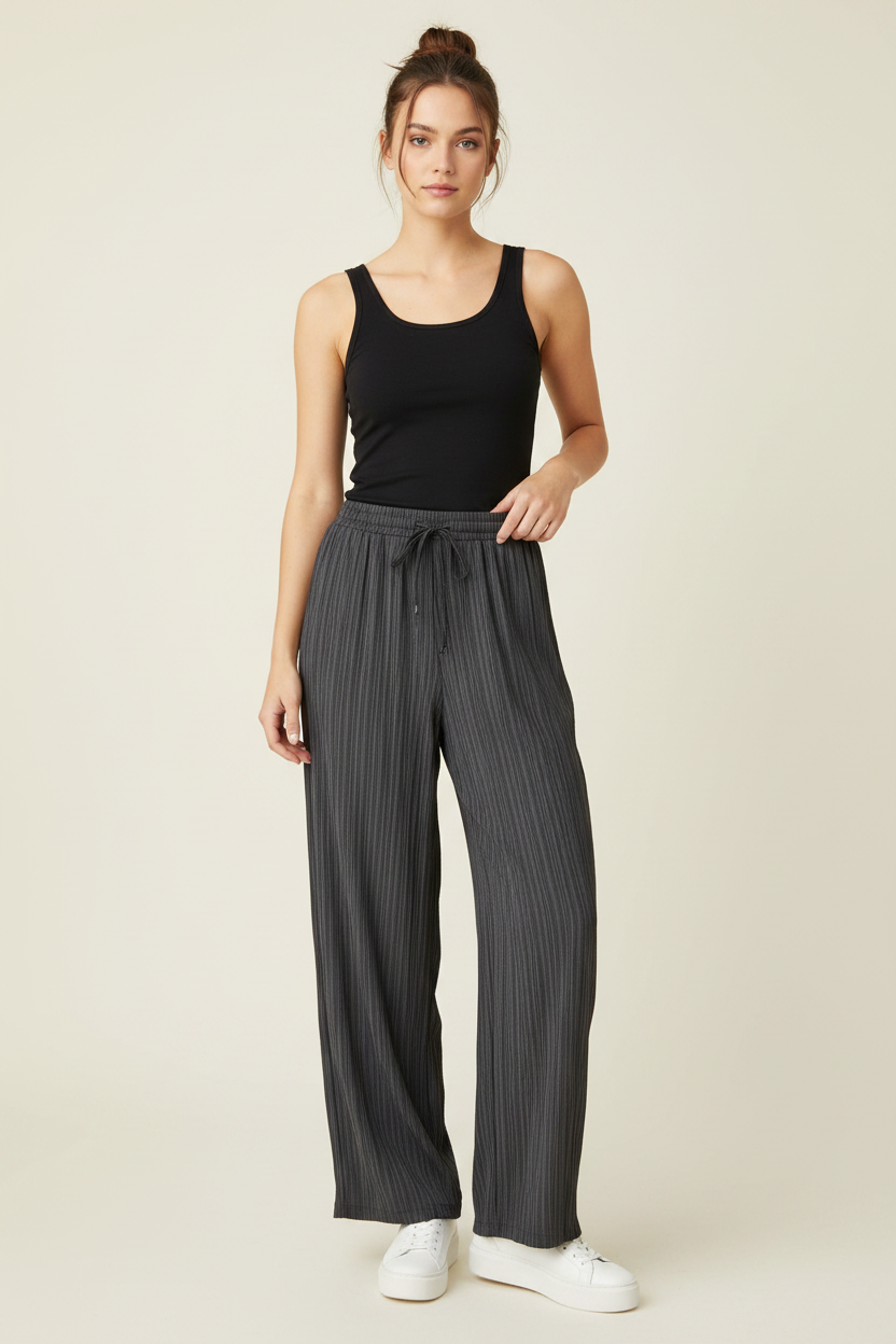 Pantalón ancho gris con modelo