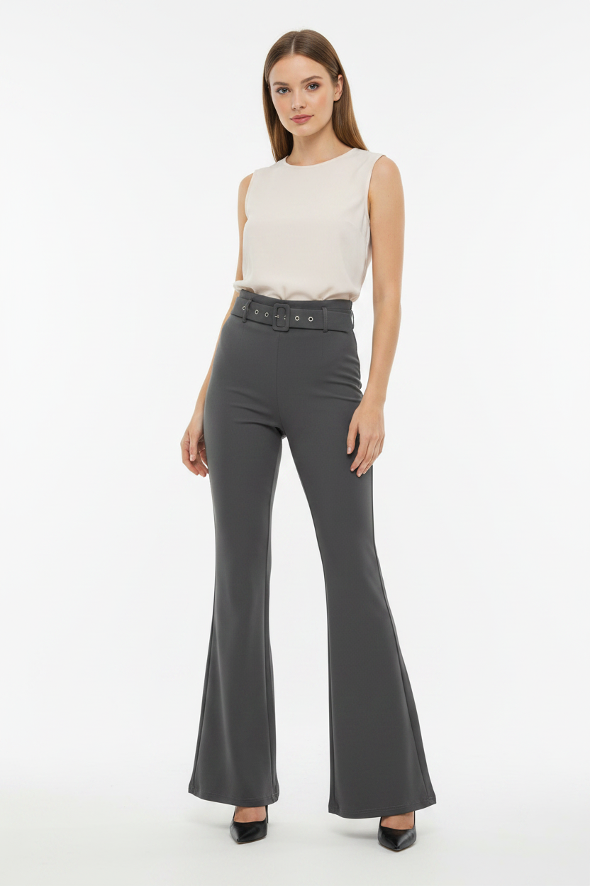 Pantalón flare gris con modelo