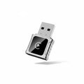 Adaptador USB compacto con diseño plateado y negro