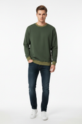 Sudadero verde olivo con modelo