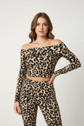Top leopardo off-shoulder con modelo
