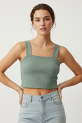 Top verde con modelo